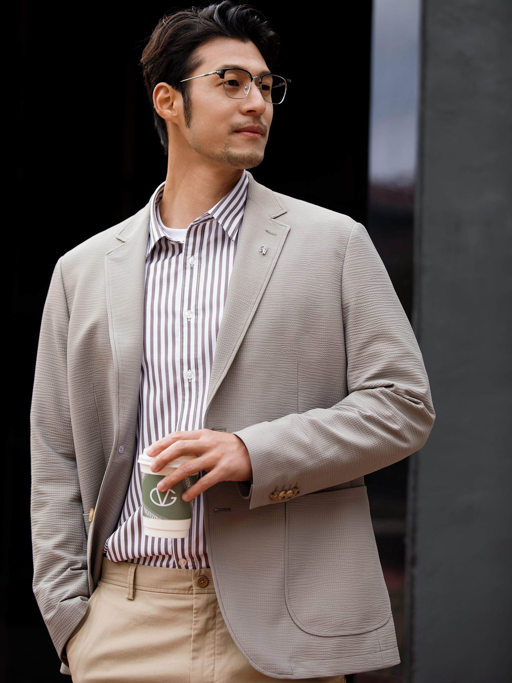 周五来一场无声的态度表达 浅灰色便西塑造型男风格