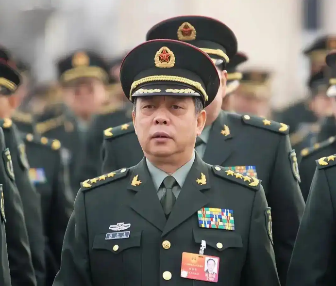 在济南军区某训练场,曾有个让官兵们热血沸腾的场景