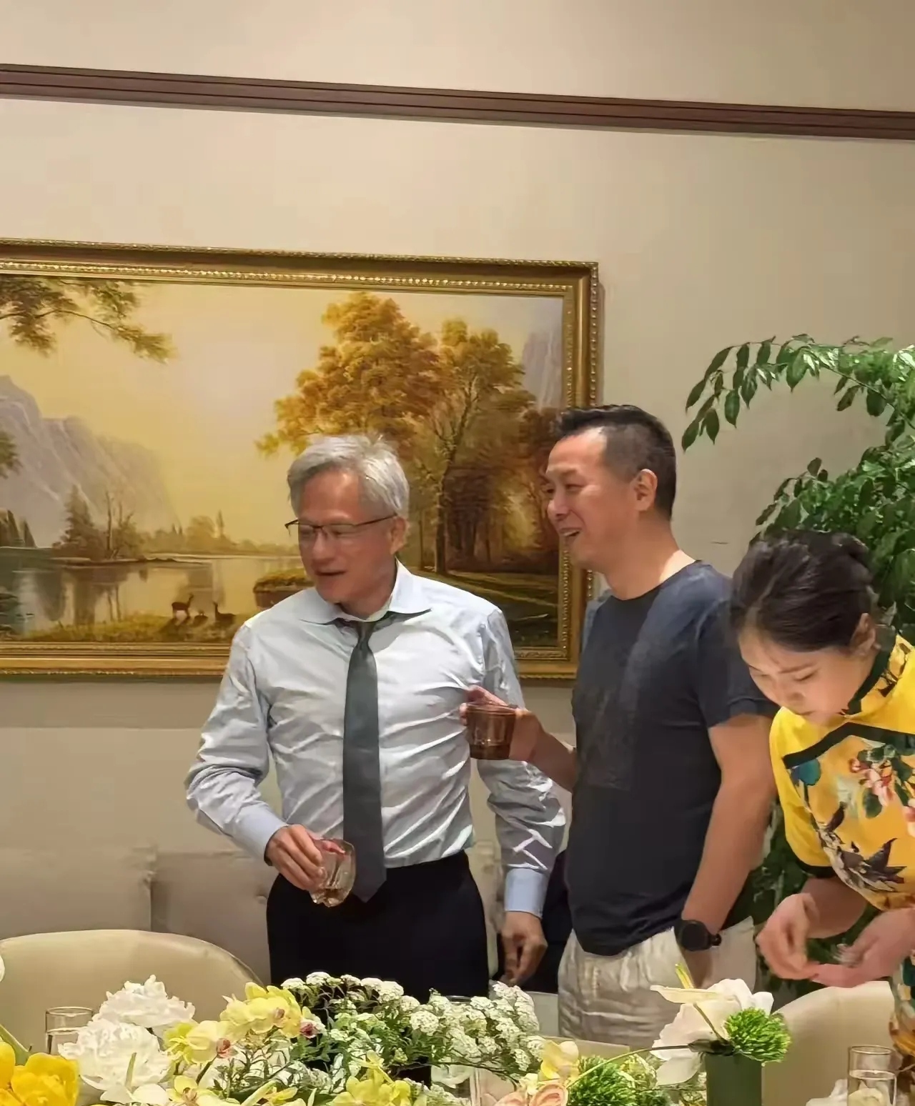 话说回来甭管多大腕儿谈生意时还不是得换下标志性皮外套端着酒杯