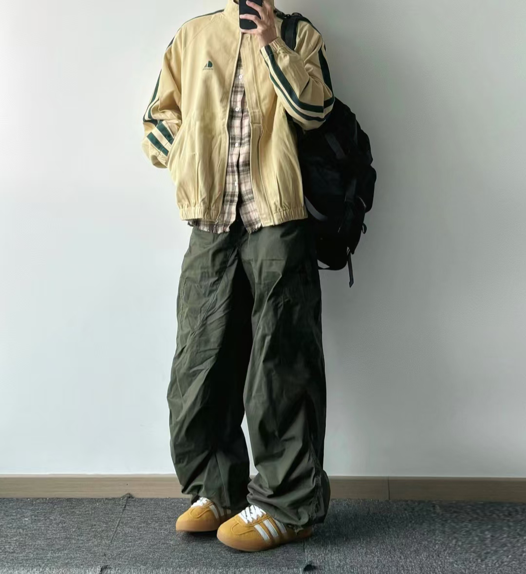 男士初秋穿搭 look1黑色印花卫衣+黑色伞兵裤 look2藏蓝灰拼接+军