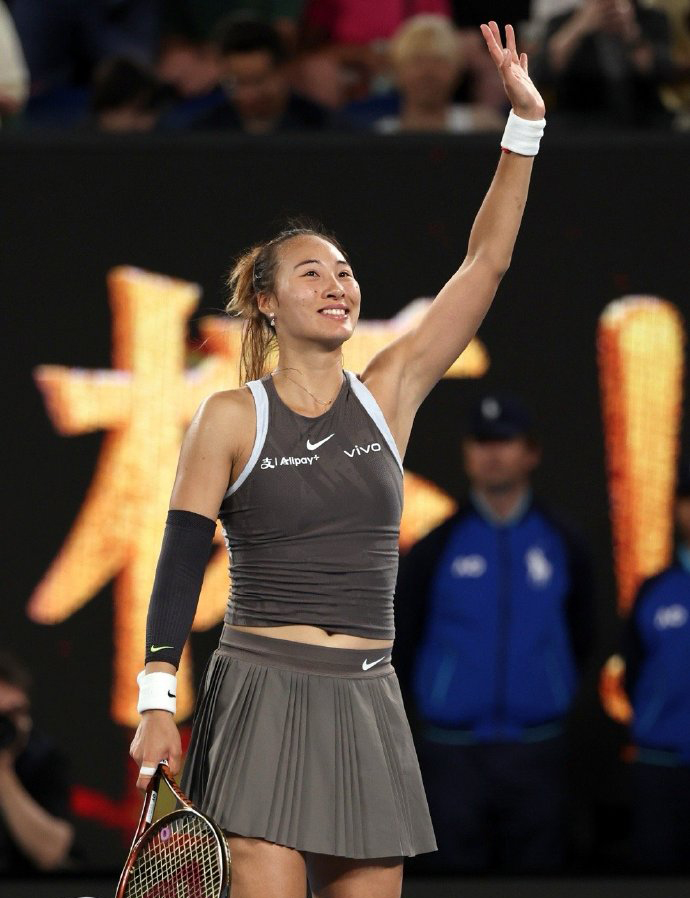 2024年澳网亚军,奥运会女单冠军中国选手郑钦文直落两盘,战胜罗马尼亚