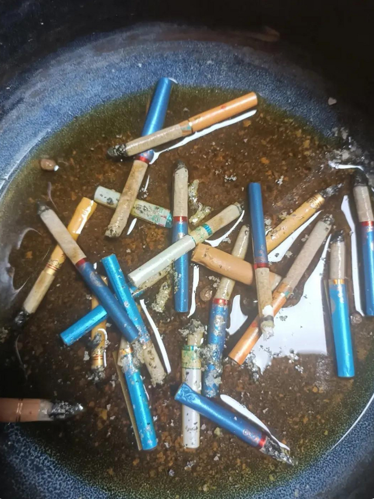 今天打扫办公室,发现烟灰缸里就两种烟头.昨下午是他俩在这较量?