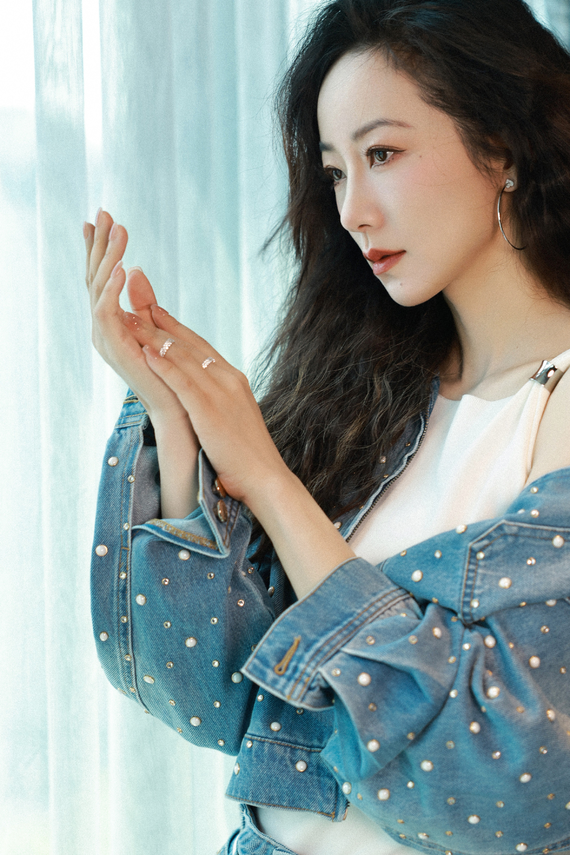 最点睛的是银色大圈耳饰与戒指 韩雪可爱韩雪现在照片大圈圈耳环配