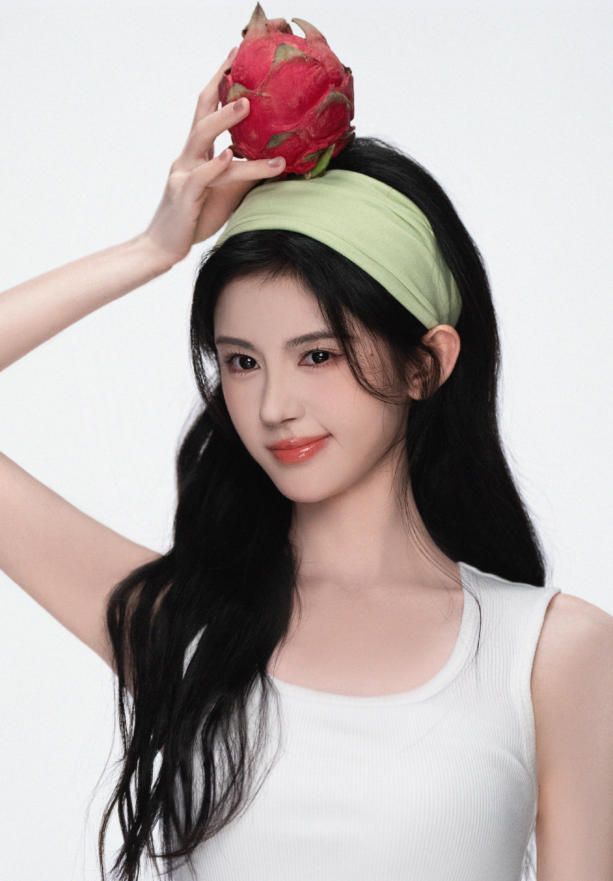 钻表配清新妆容,优雅感拉满 鞠婧祎最新造型将 "优雅精致" 诠释到极致