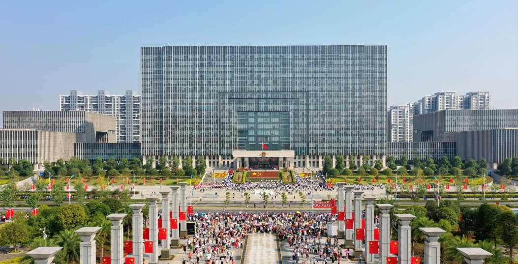 这是桂林市政府大楼,又名创业大厦,是广西所有地市中最壮观和气派的