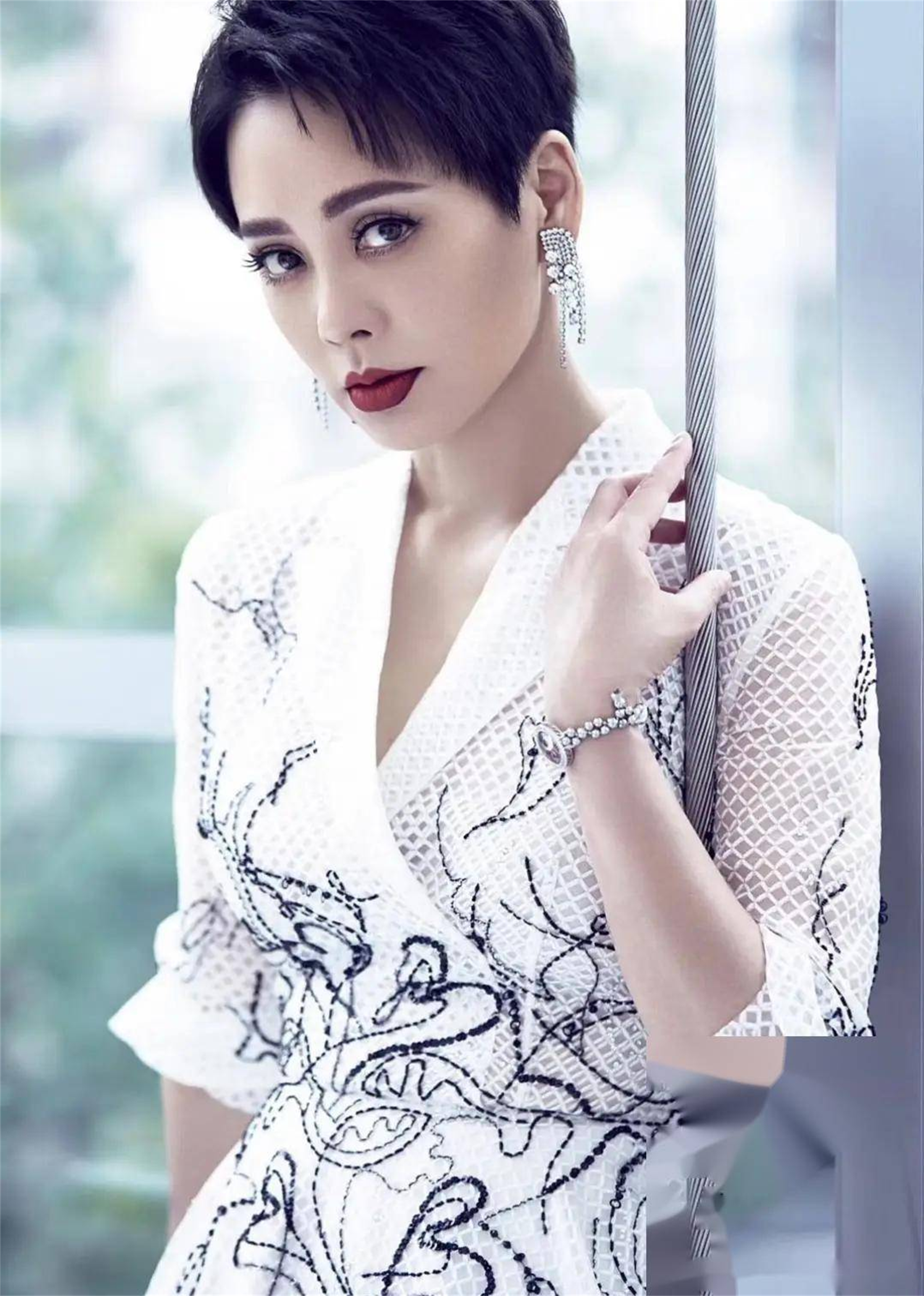 暴脾气女王解锁制片人新赛道】 宁静监制网剧《刺局》播放量破12亿