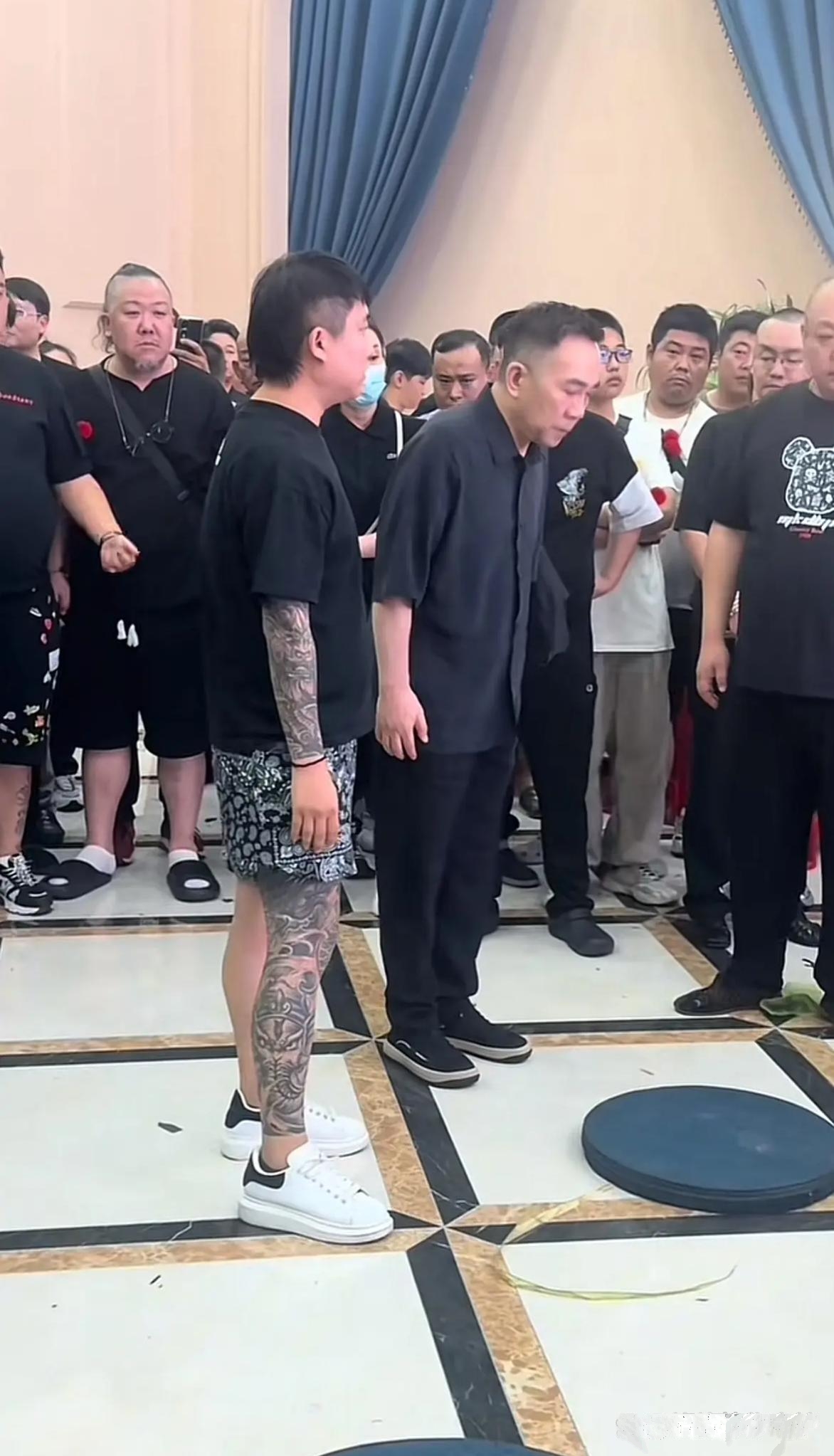同样是拜杨议走的是上层仪式一本正经地微微鞠个躬表情木讷
