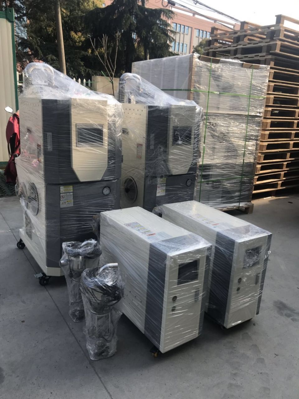 注塑三机一体除湿干燥机,作为现代注塑成型工艺中的关键辅助设备,其