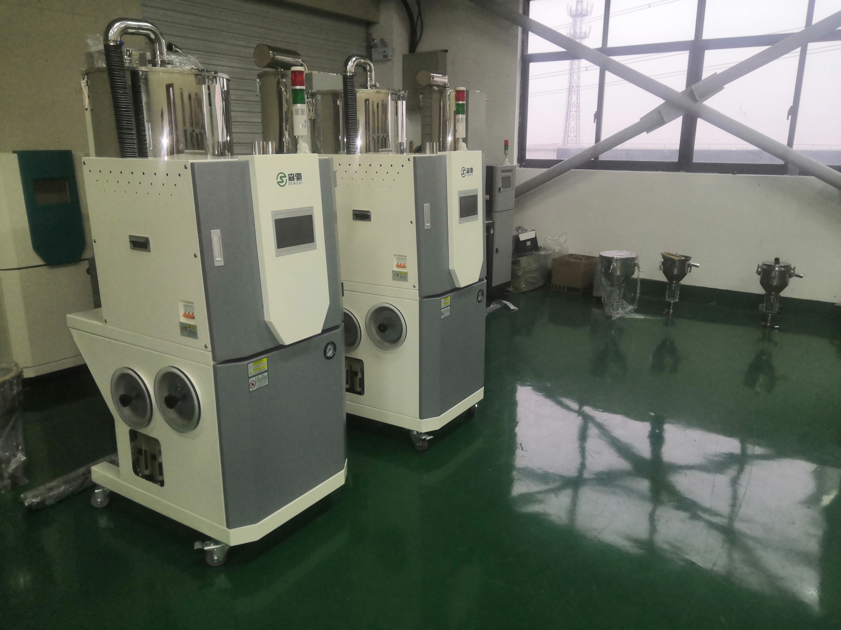 注塑三机一体除湿干燥机,作为现代注塑成型工艺中的关键辅助设备,其