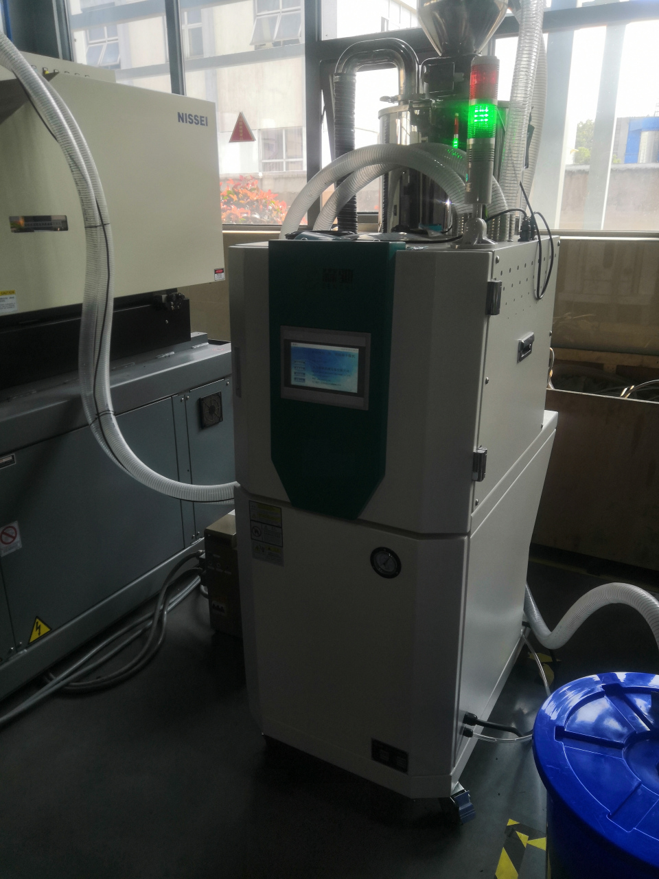 注塑三机一体除湿干燥机,作为现代注塑成型工艺中的关键辅助设备,其