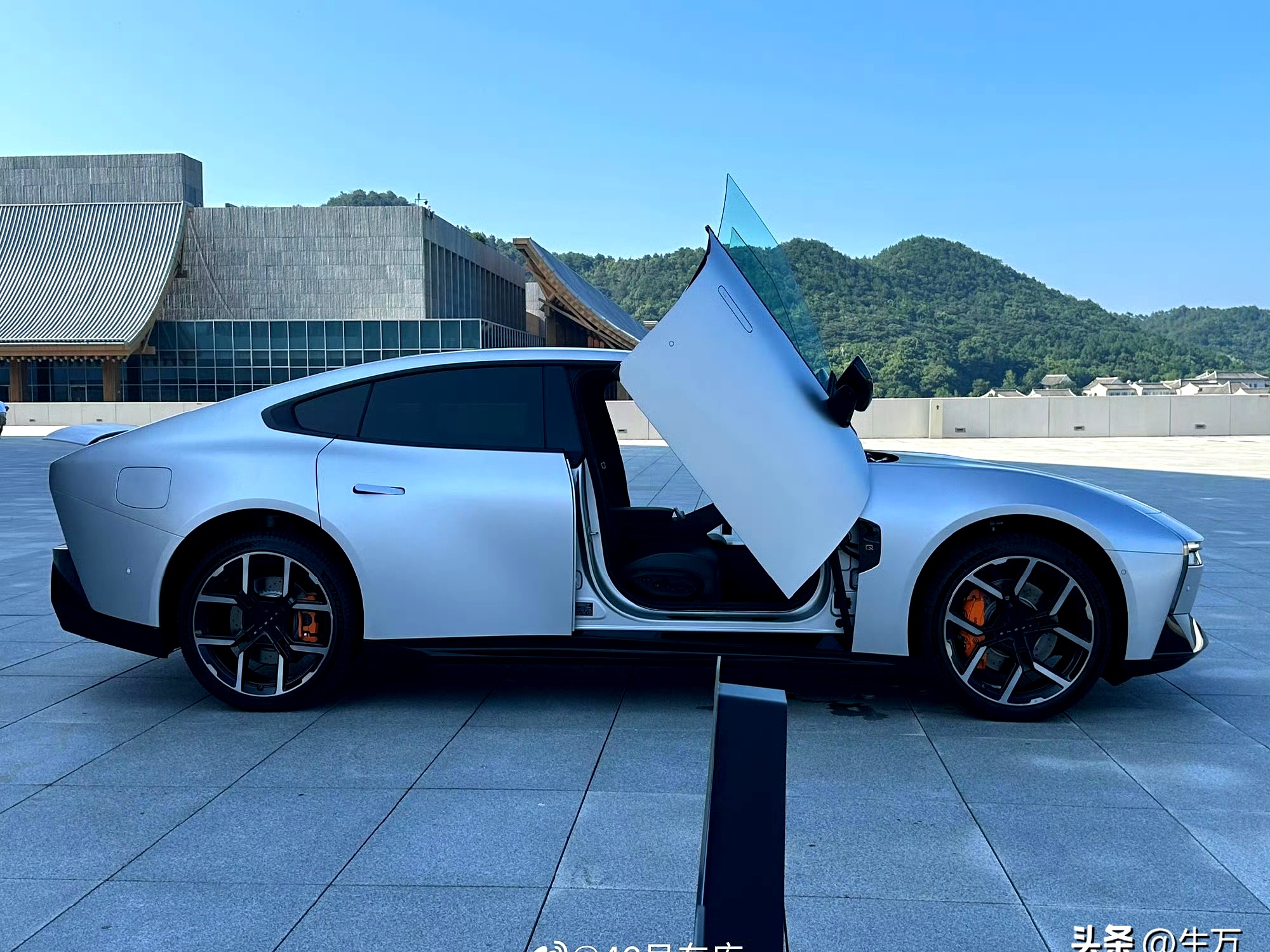 然而,在大家纷纷赞叹之际,陈震却提出了一个更为审慎的看法