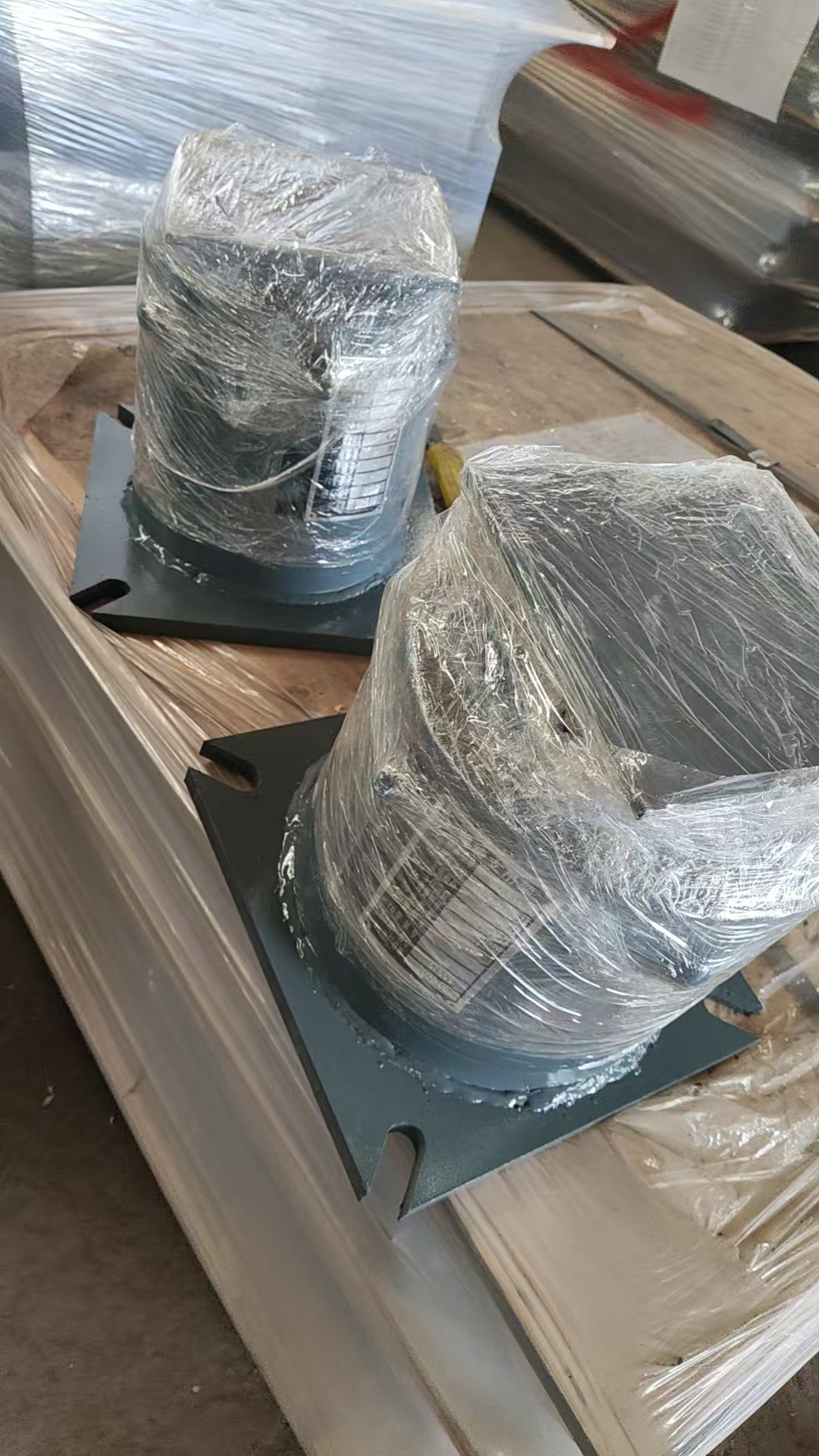 设备或结构的工程装置,它的核心特点是利用弹簧来提供支撑力,同时允许