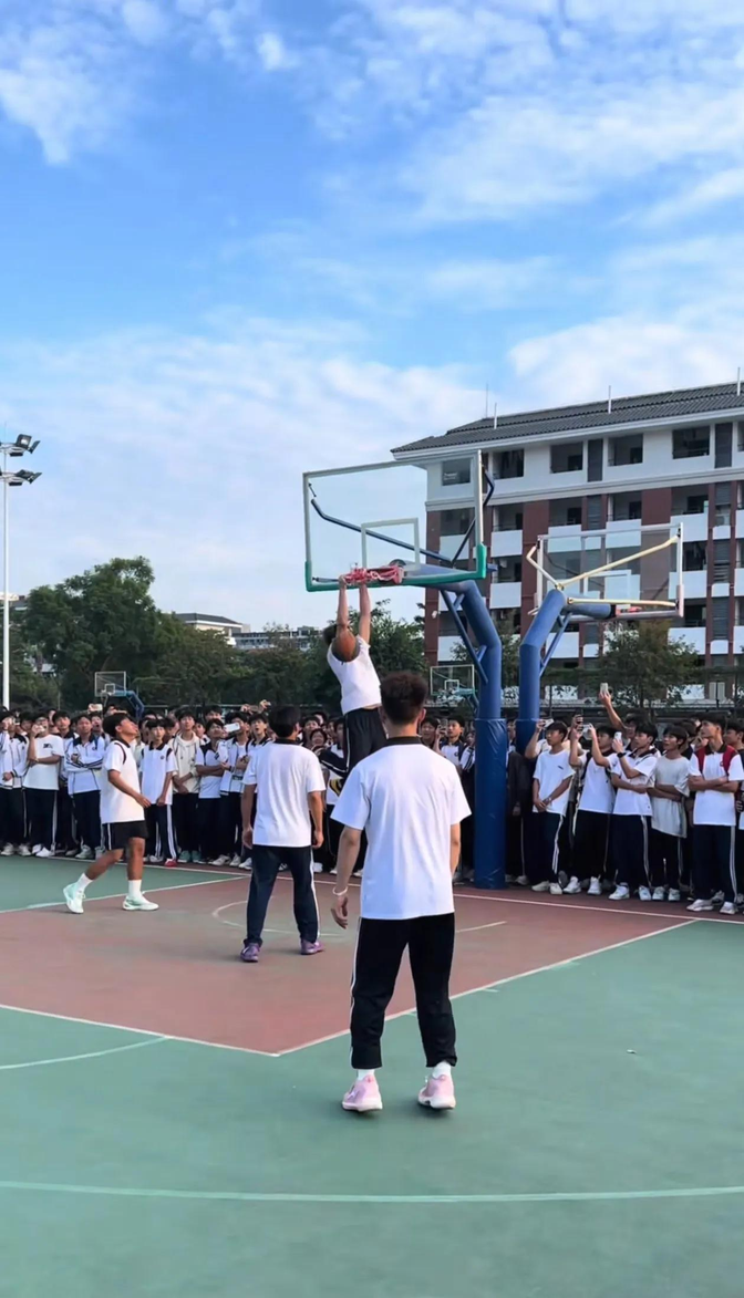 我朋友身高1.58,她老公1.68,都是南方人