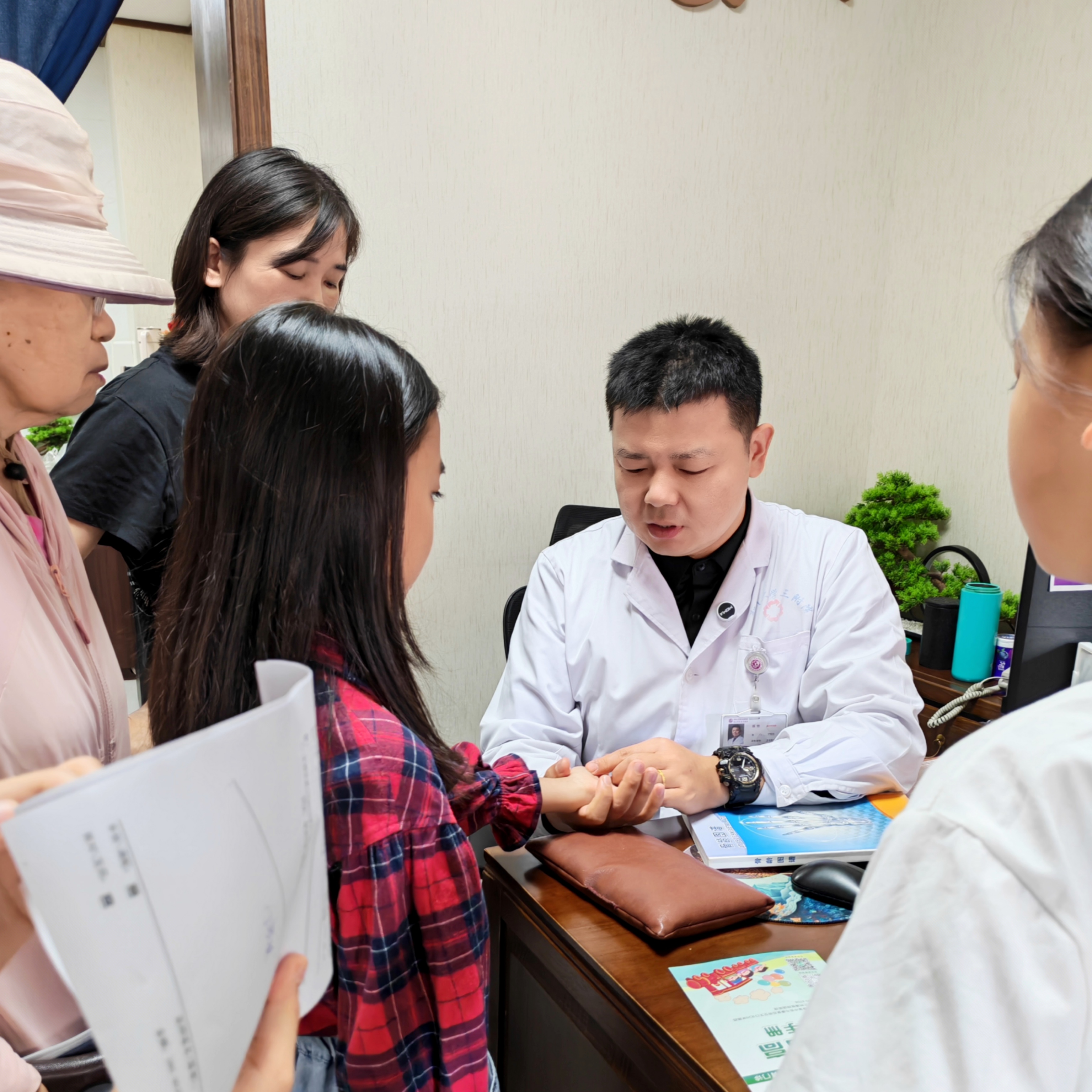 首都儿科研究所附属儿童医院代问诊加陪诊挂号老人体检全程耐心陪伴,顺利完成筛查的简单介绍 首都儿科研究所附属儿童医院代问诊加陪诊挂号老人体检全程耐心陪伴,顺利完成筛查的简单介绍