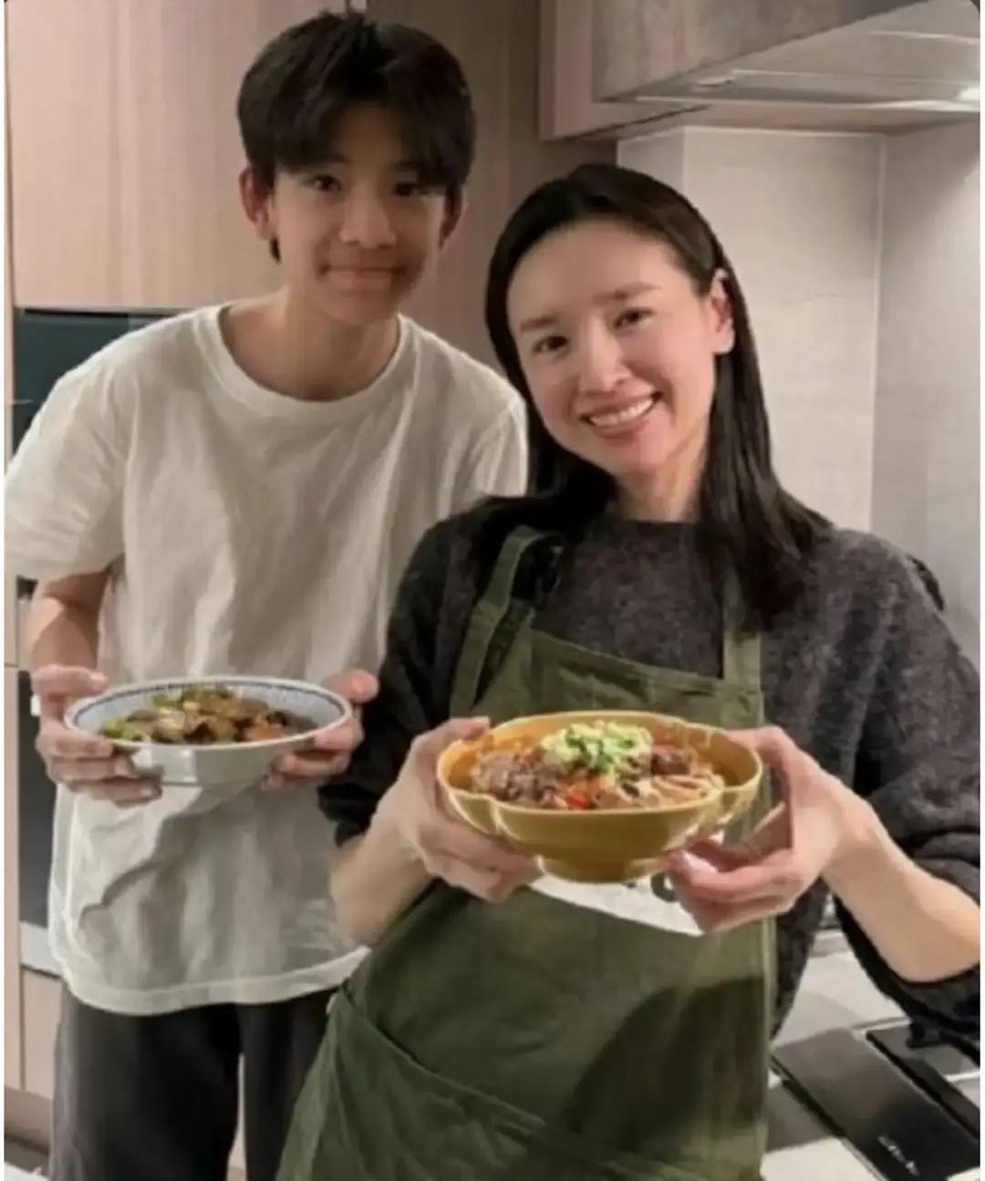 董洁的儿子潘顶顶17岁北京耀中国际学校高二学生180+的身高;刘强东