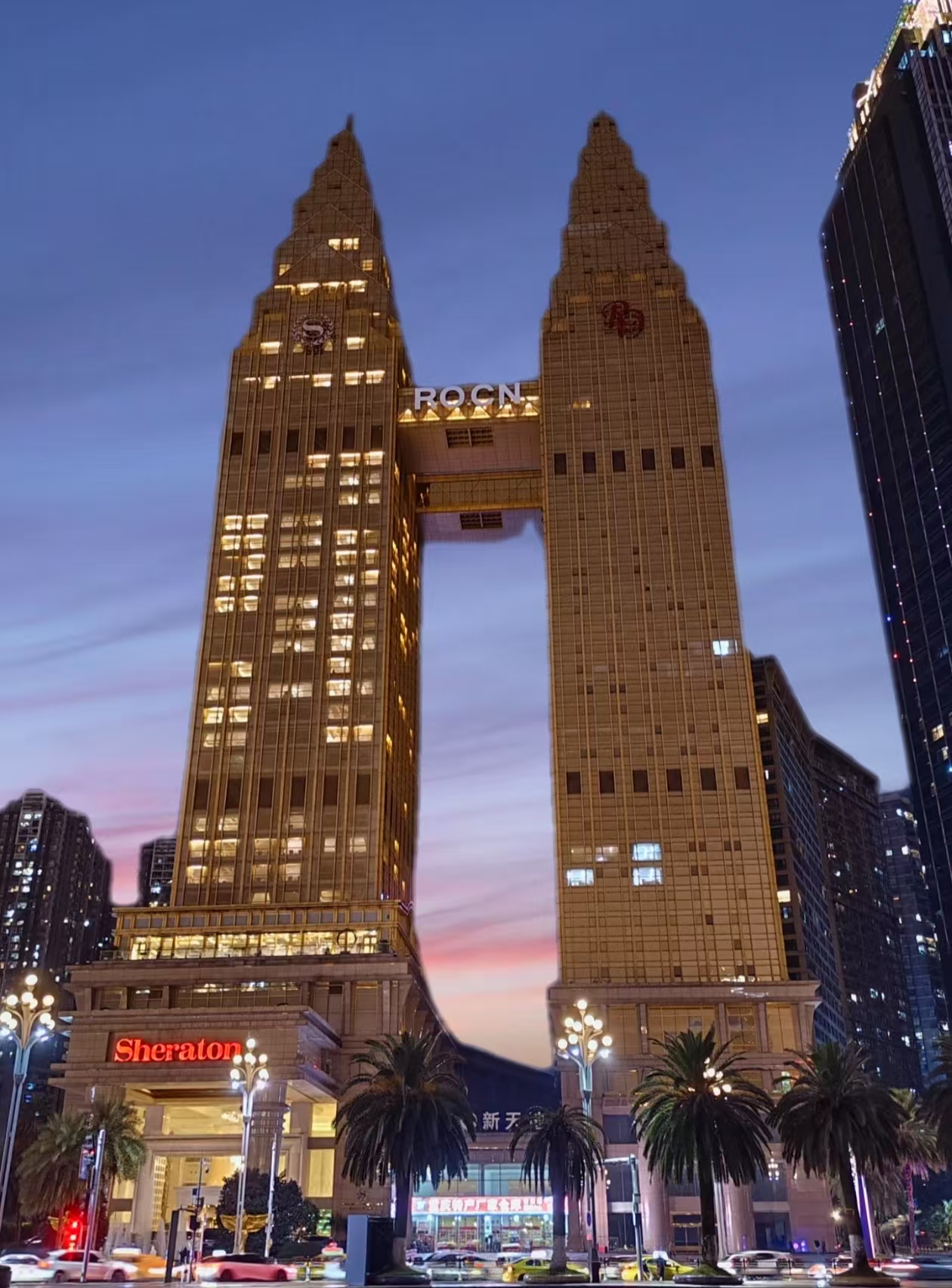 哇塞!这重庆双塔晚上亮灯后金光闪闪,在城市里超吸睛呢!