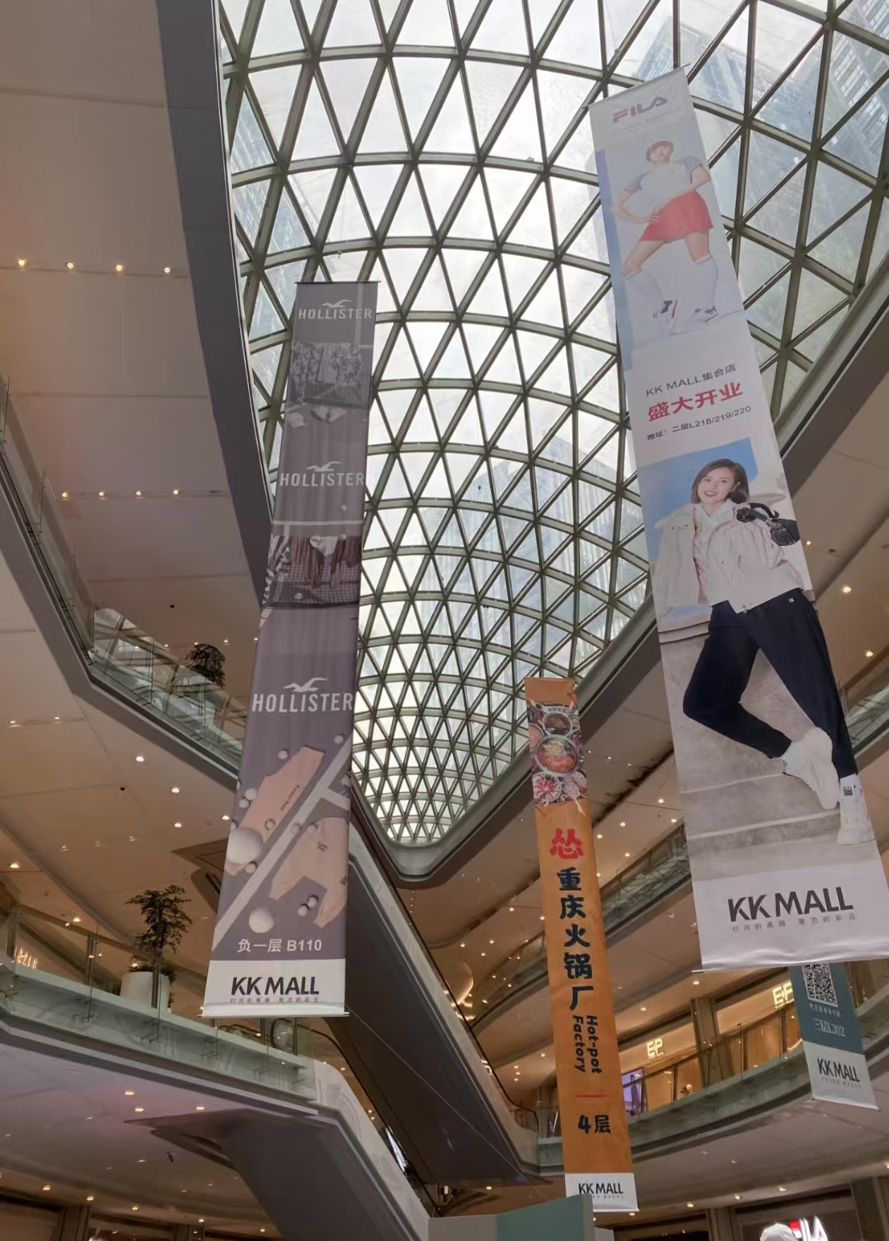 京基100这商场天花板透亮,广告横幅显眼,透着繁华劲儿呢!