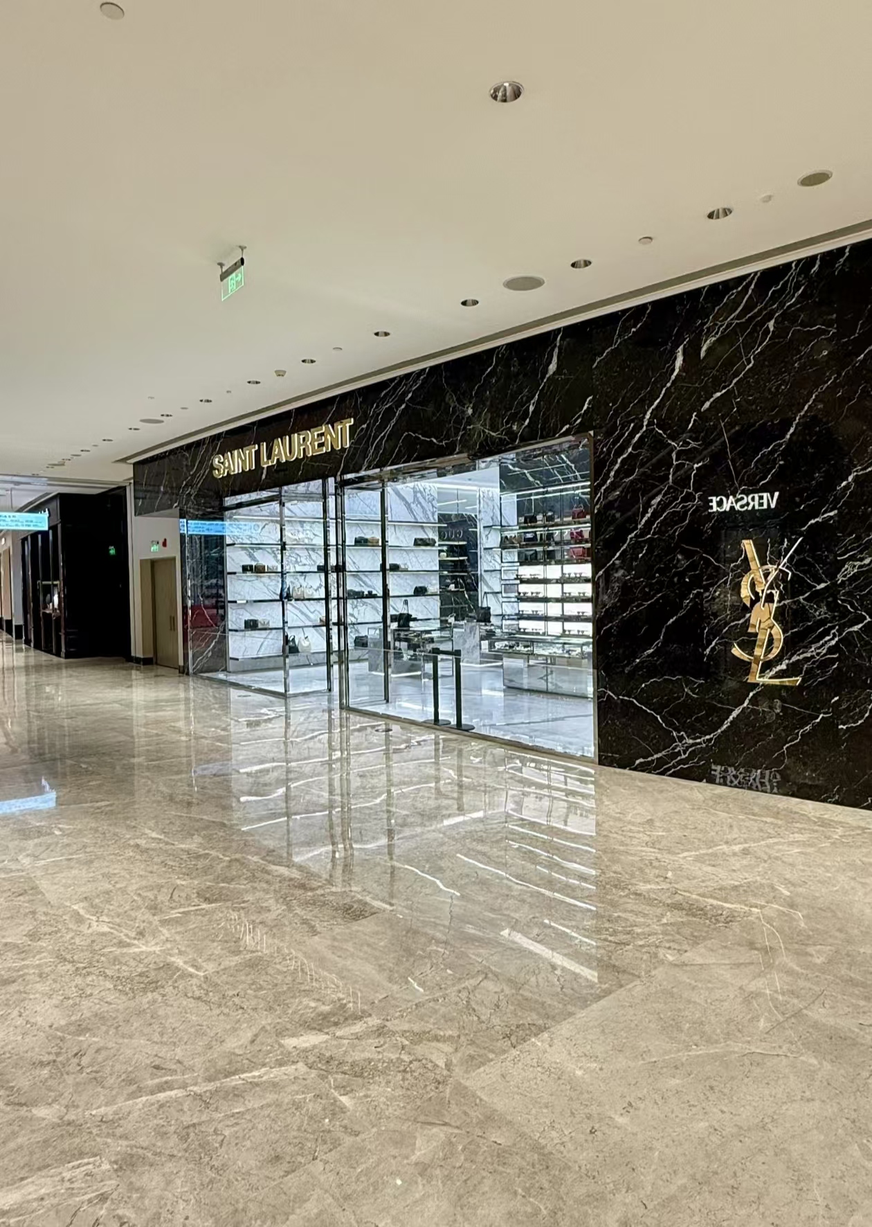 国贸商城圣罗兰门店,黑金花式外观超酷,时尚精品让人挪不开眼!