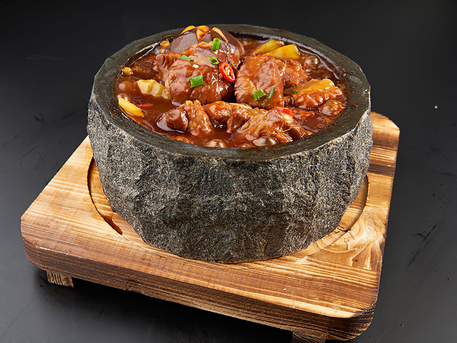 石锅泡泡鸡以其独特的烹饪工艺和丰富的口感,迅速俘获了消费者的味蕾