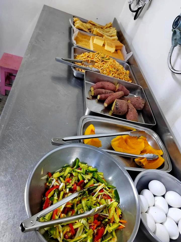 (冷峻白描中渗入市井烟火气)