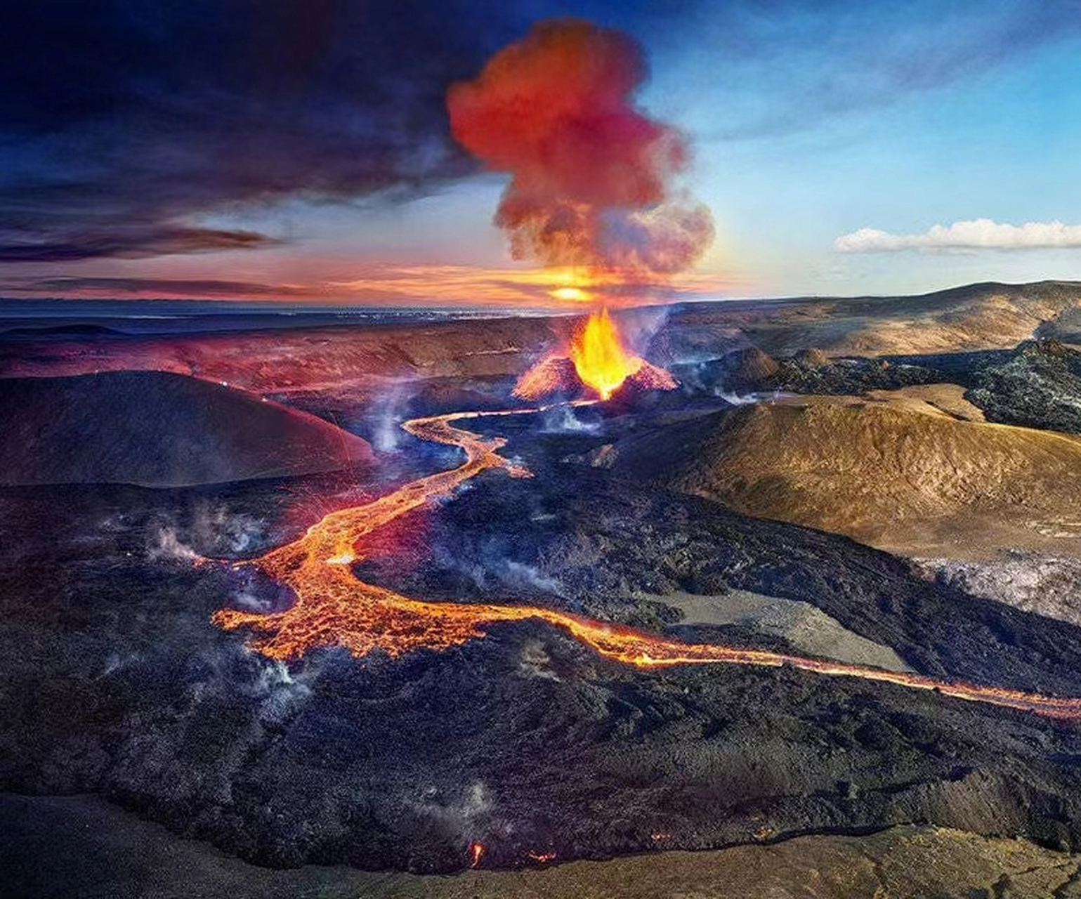 天火岛火山爆发的照片图片