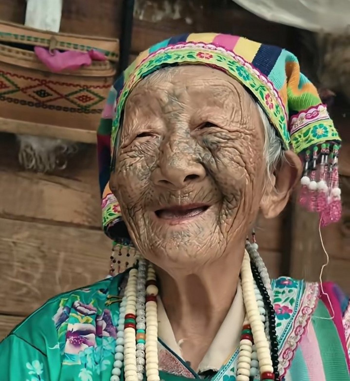 中国最后的纹面女,一个古老的民族,是需要摒弃的文化糟粕,还是需要