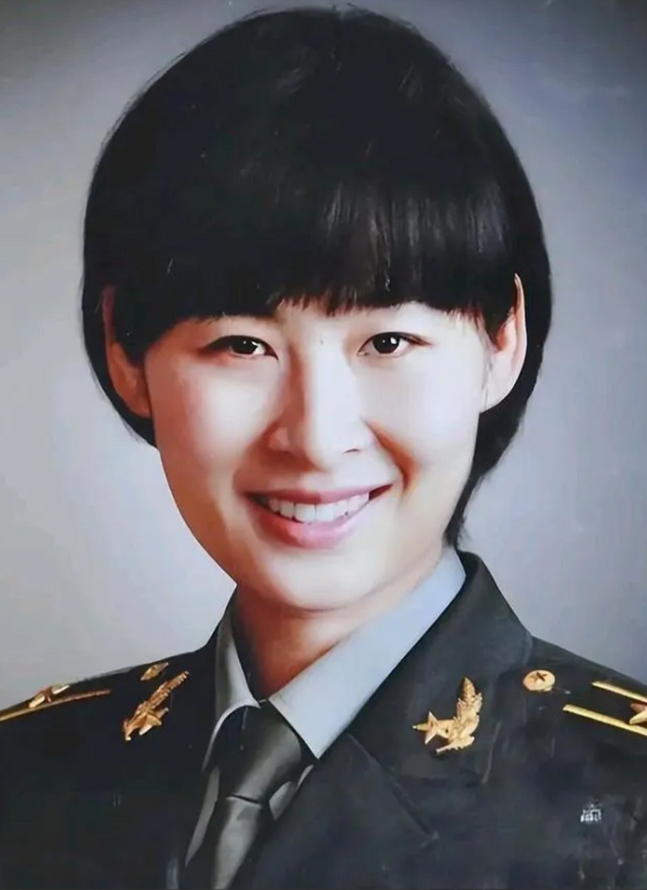 航天员刘洋,一个来自河南郑州的杰出女性,她的军衔晋升之路充满了荣誉