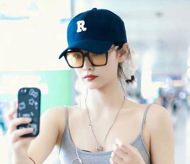 许佳琪台上光鲜,台下接地气 舞台上的许佳琪,唱跳利落,笑来带感染力