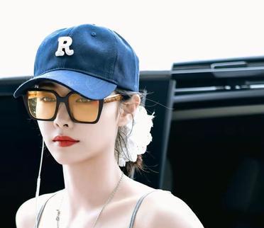 许佳琪台上光鲜,台下接地气 舞台上的许佳琪,唱跳利落,笑来带感染力