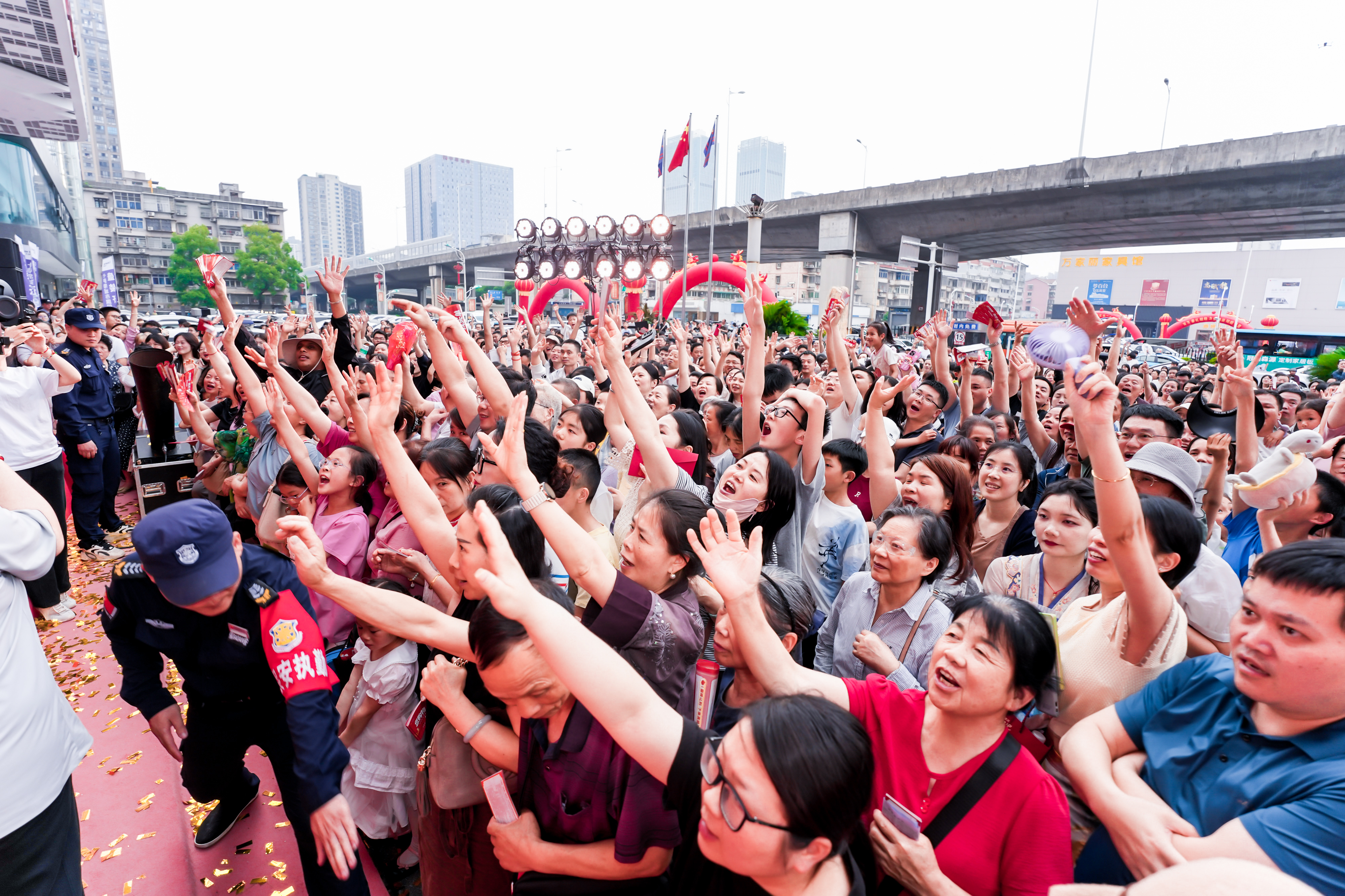 万家丽,开启家居美学的新篇章 在追求家居美学的道路上,万家丽家居