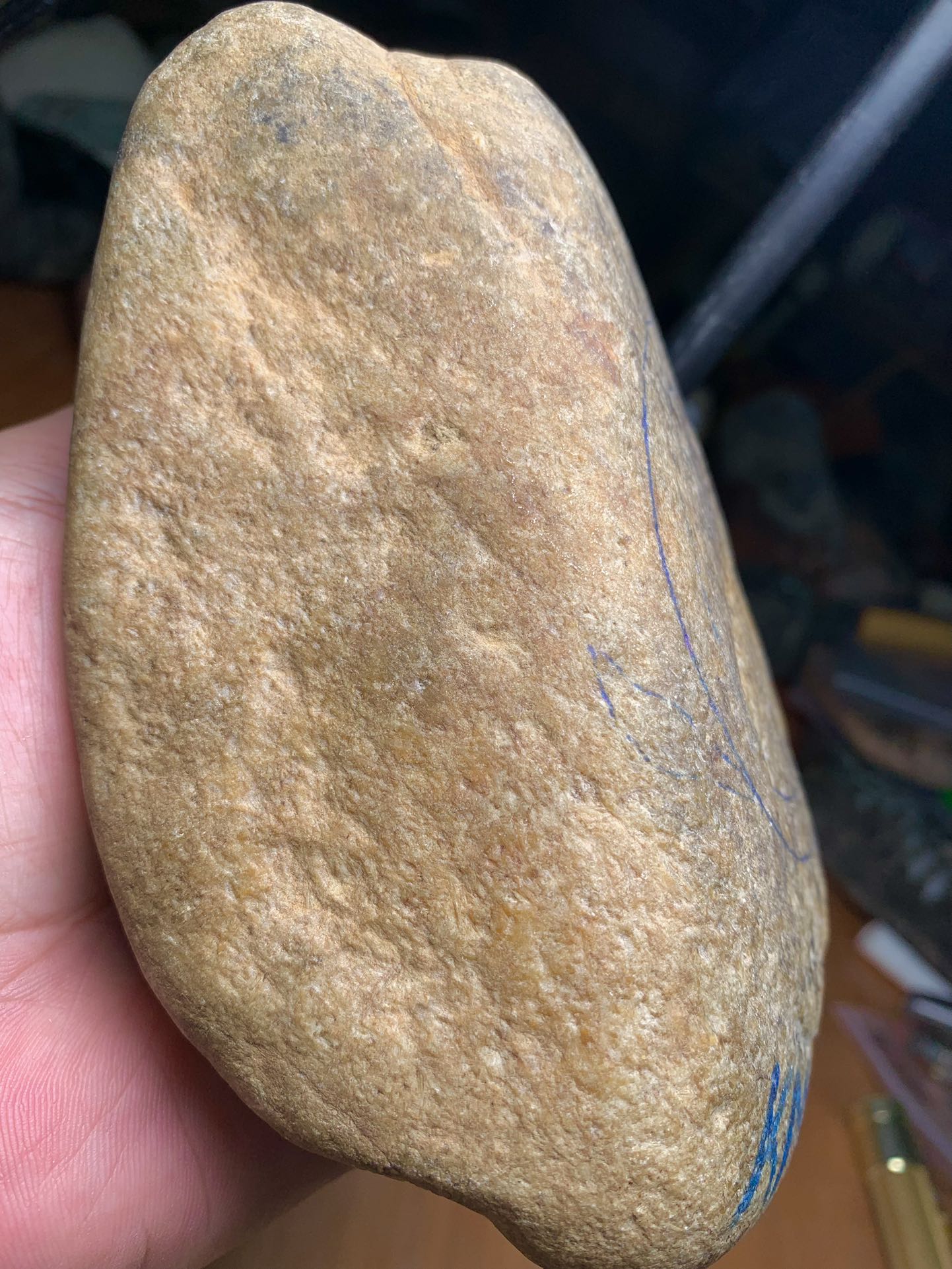 点击头像看直播# #翡翠原石#这颗翡翠原石,恰似一颗在黑暗中闪烁的