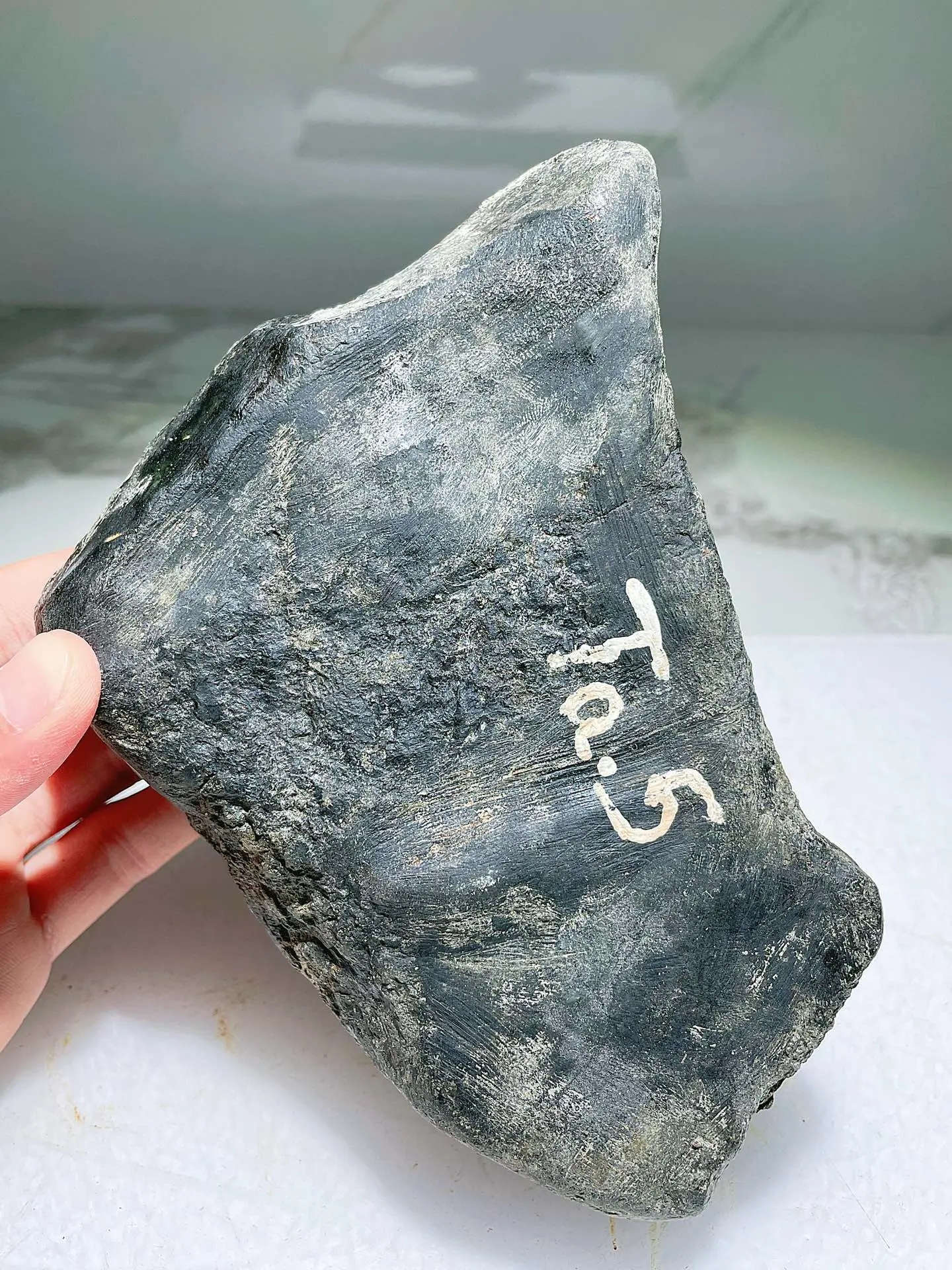 翡翠原石#深褐色石皮上,苔藓状绿斑若隐若现,像被岁月晕染的水墨痪眄