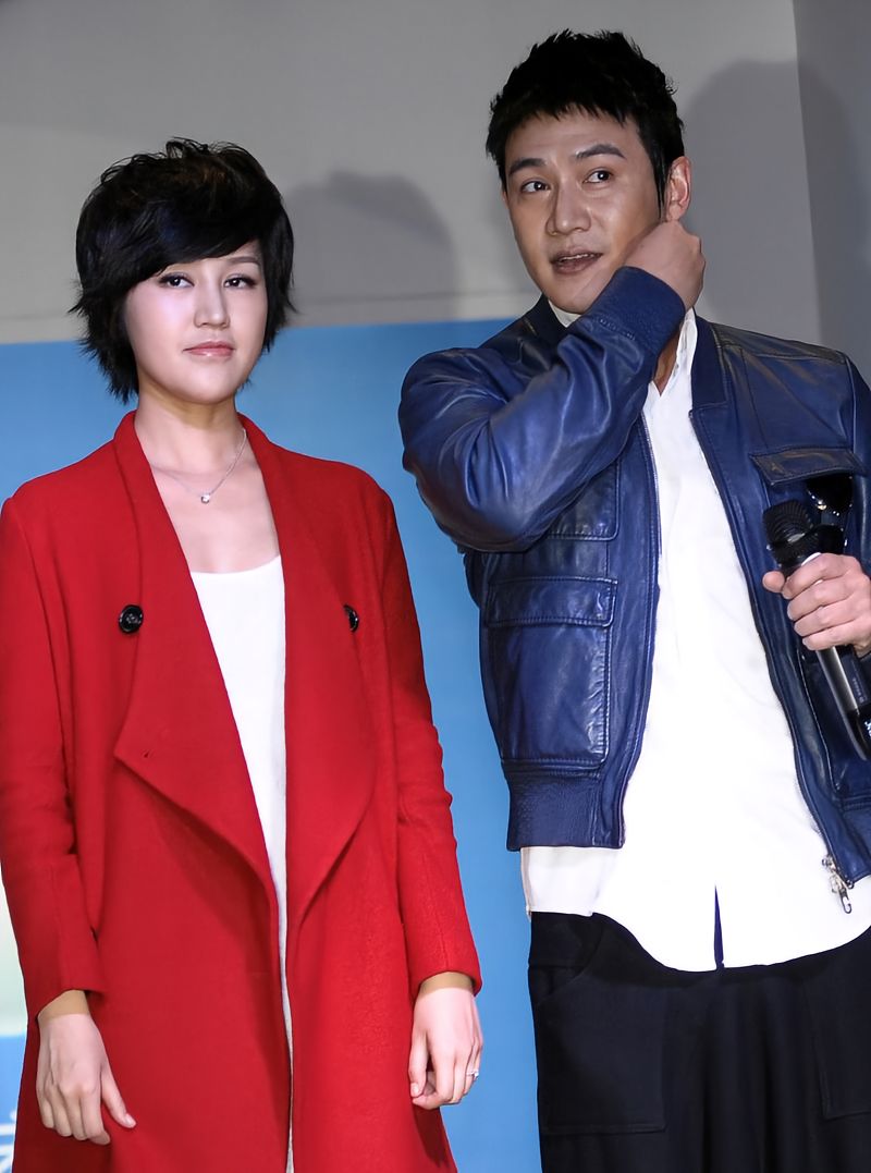 陆毅与鲍蕾,郭京飞与鲍莉是两对夫妻,互为连襟