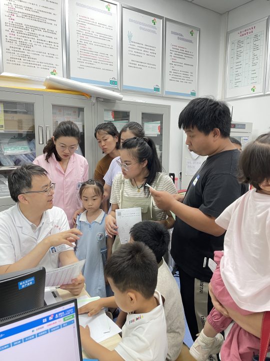 关于友谊医院医院排队代办挂号儿童看病专人照看，家长格外放心的信息