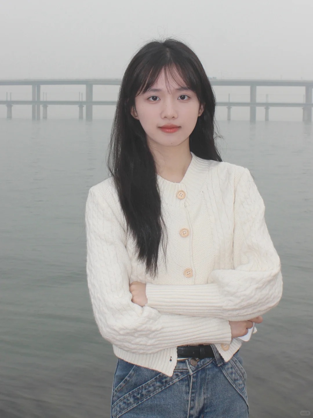 一头如丝般柔顺的长发,轻轻摇曳在微风中,闪烁着如黑珍珠般的光泽.