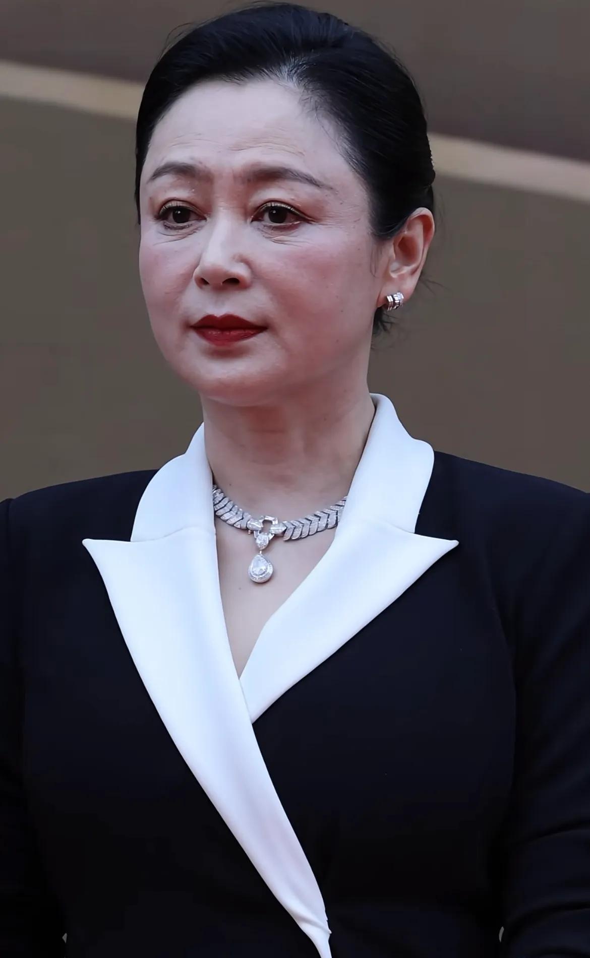 56岁陈红青岛亮相引状态争议与同岁王菲对比鲜明