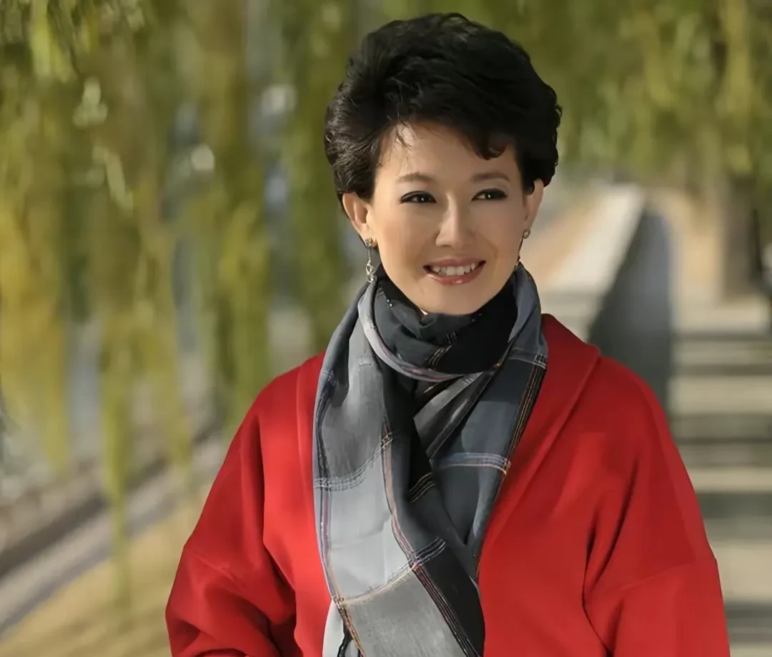 观众们都说她播新闻时自带提词梁艳