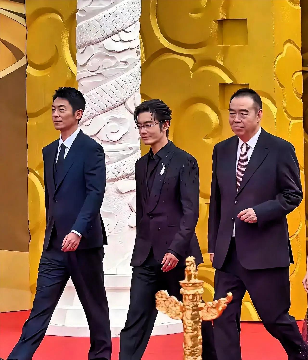 陈凯歌导演透着成熟稳重的气息他的眼神深邃无比似隐匿着无数故事