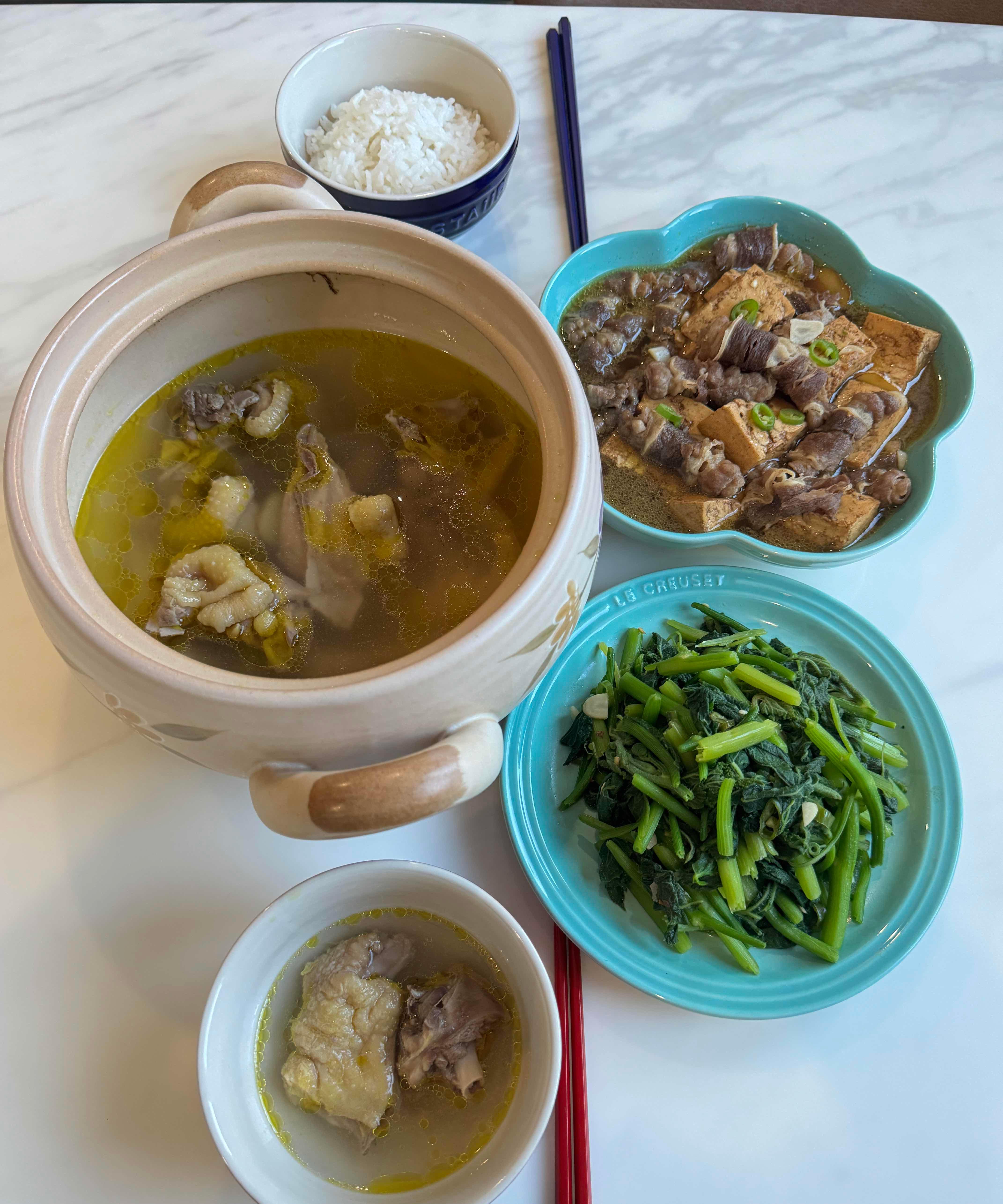 今日晚餐吃得挺丰盛有砂锅炖鸡清炒南瓜藤还有牛肉卷炖老豆腐份量