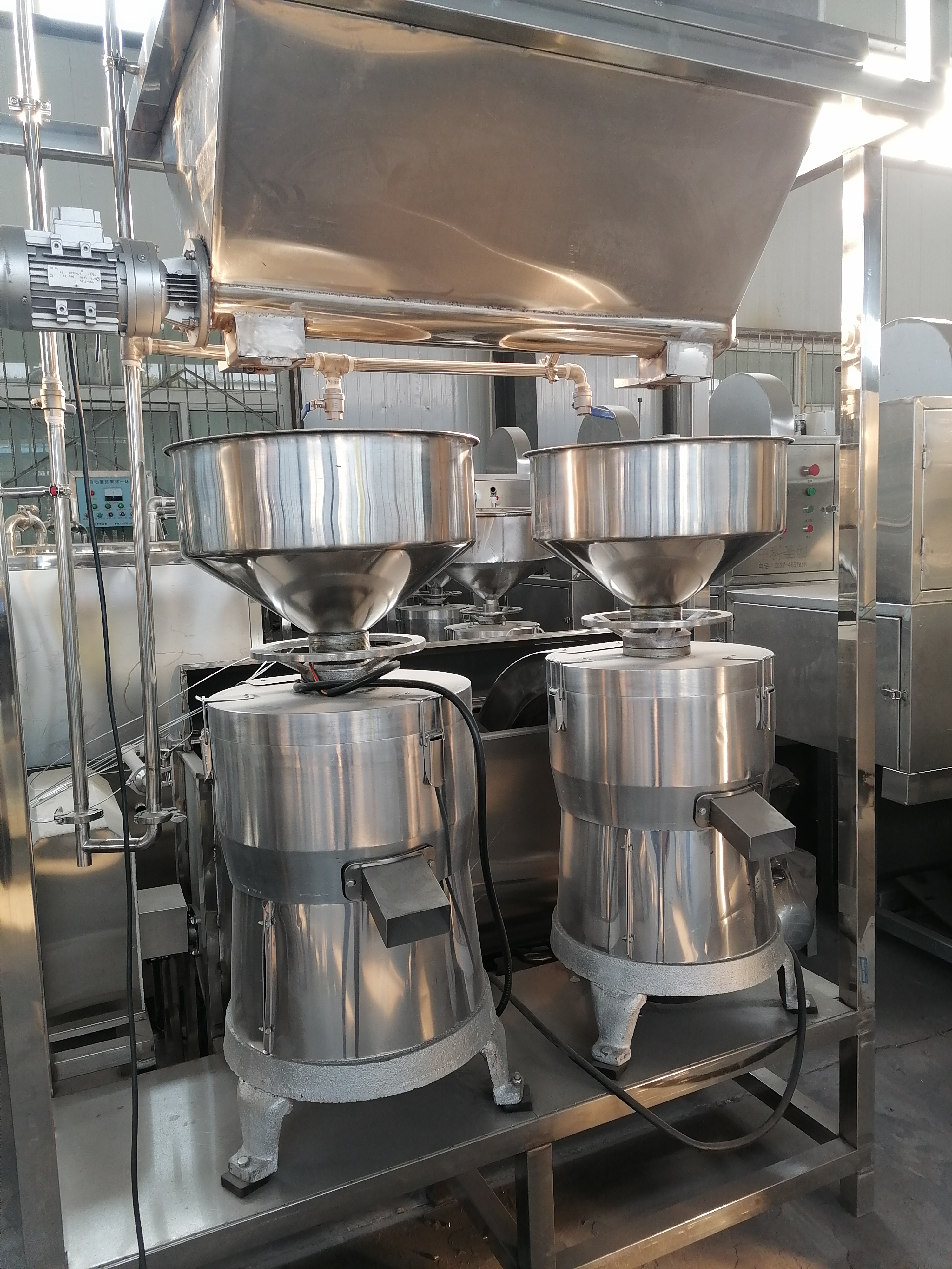 三连磨浆机生产线,该机的主要特点有:由吸豆,磨浆,控制三部分组成