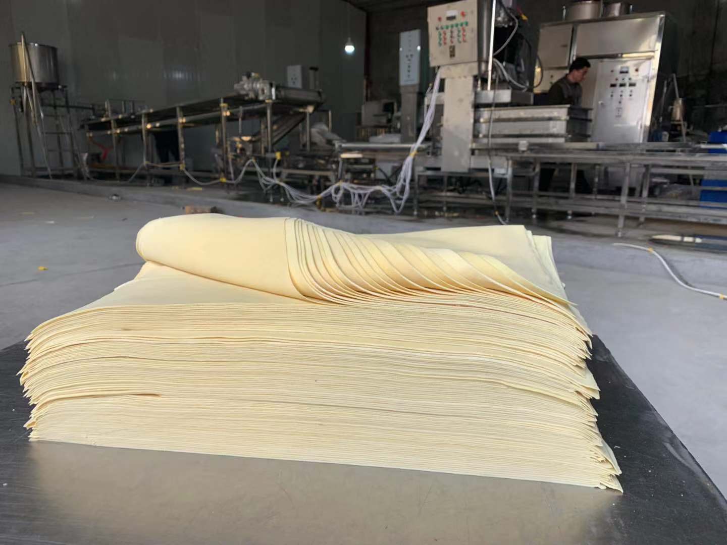 小型自动豆腐皮机机器泼脑,压皮,扒皮,占地面积小操作简单,一个人也能