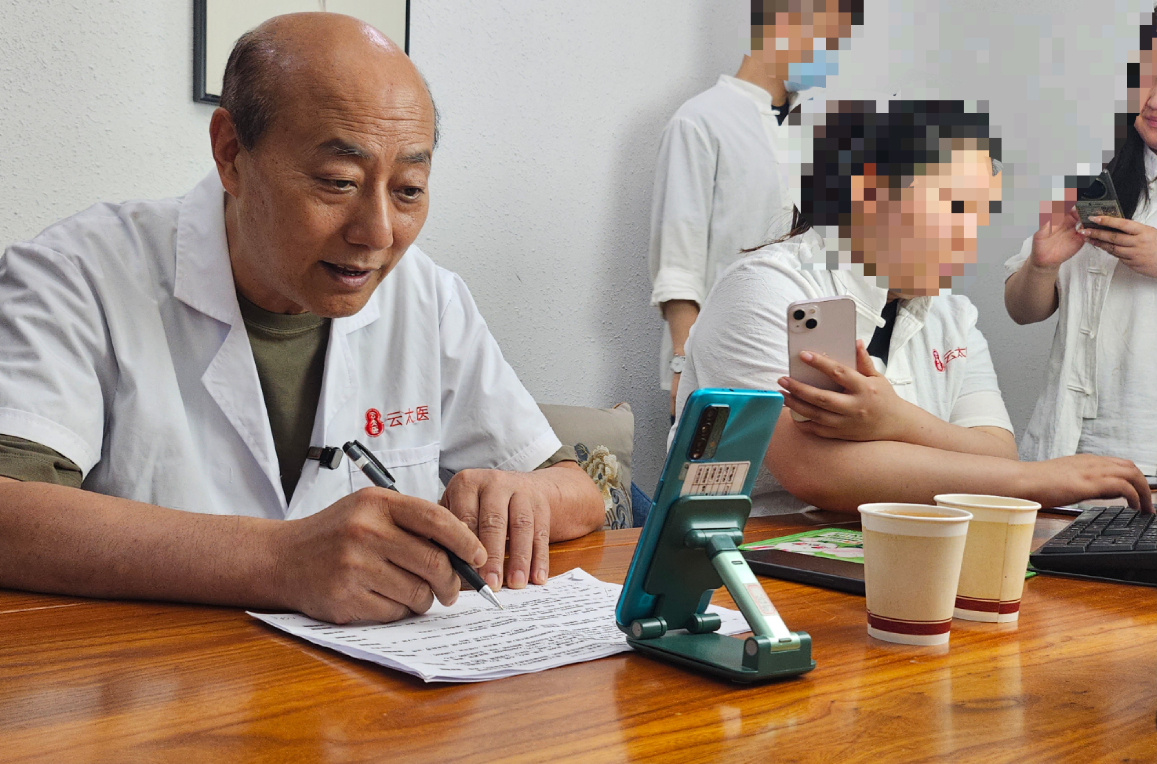 北京中医医院张炳厚知名专家团队成员跑腿挂号，省去晚上熬夜排队的辛苦的简单介绍