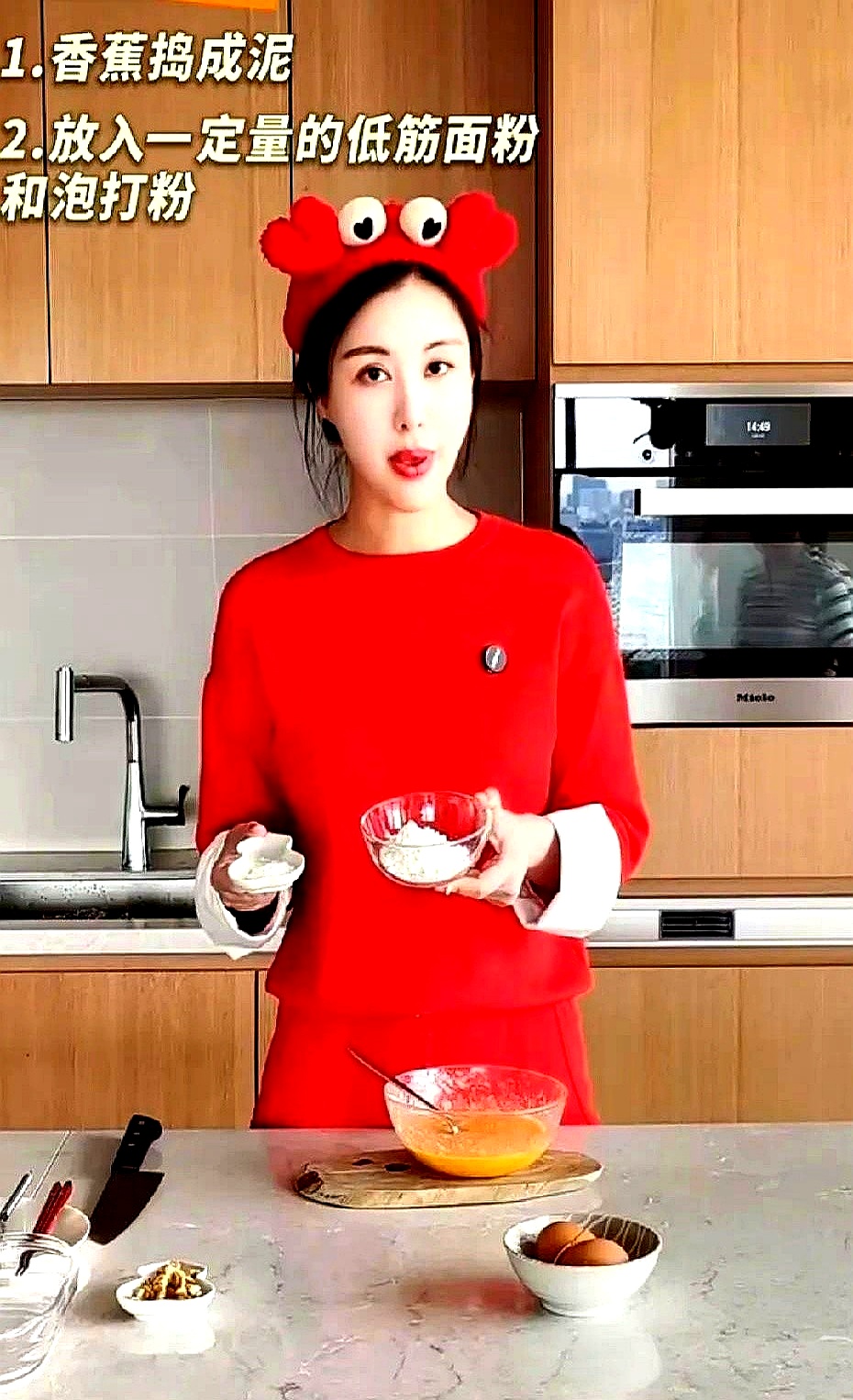 换上黑衣黑裤,镜头一拉远,就只剩下田朴珺的侧脸和厨房的蒸汽,年龄