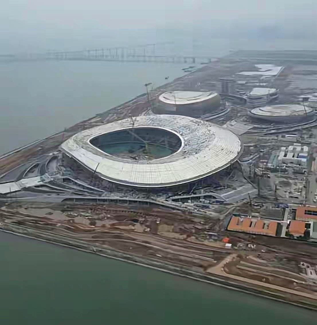 广州南沙区新建的"花碗"体育馆没能成为第十五届全运会的主会场,这真