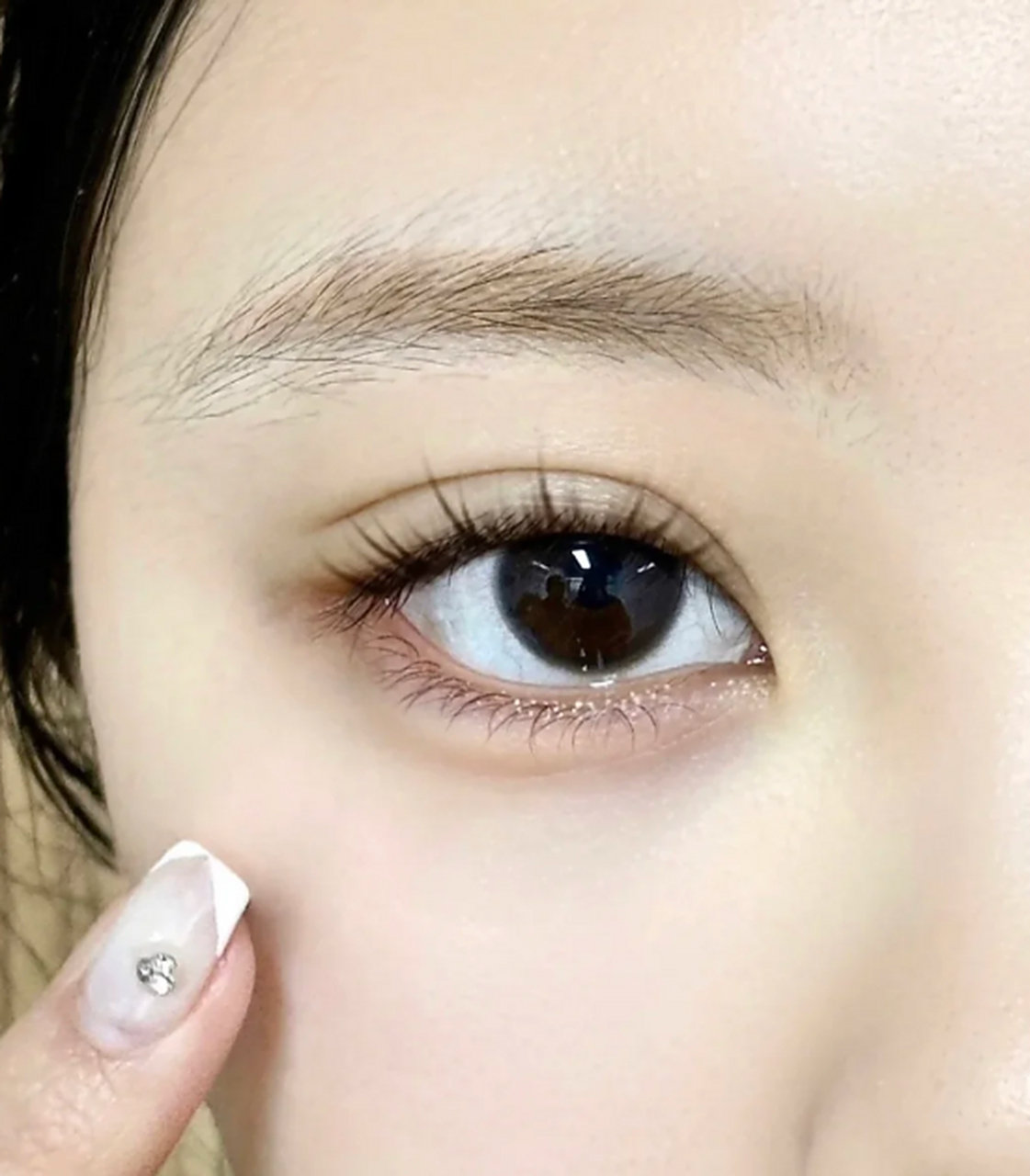 好看的双眼皮特点:自然流畅,弧度优美,宽度适中,与眼型和谐,显得眼睛