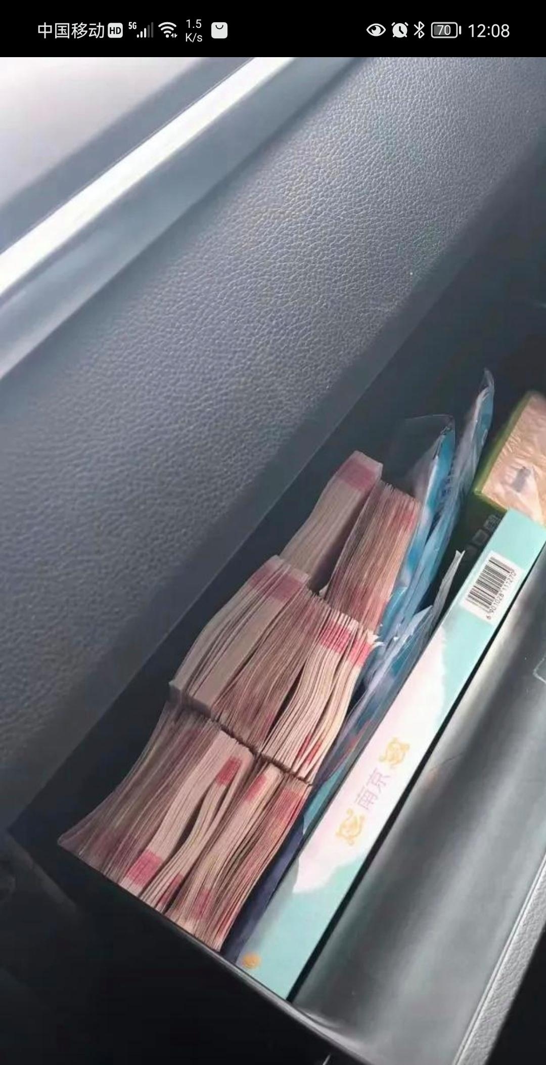 这天男子打开副驾驶箱,竟发现有有钱