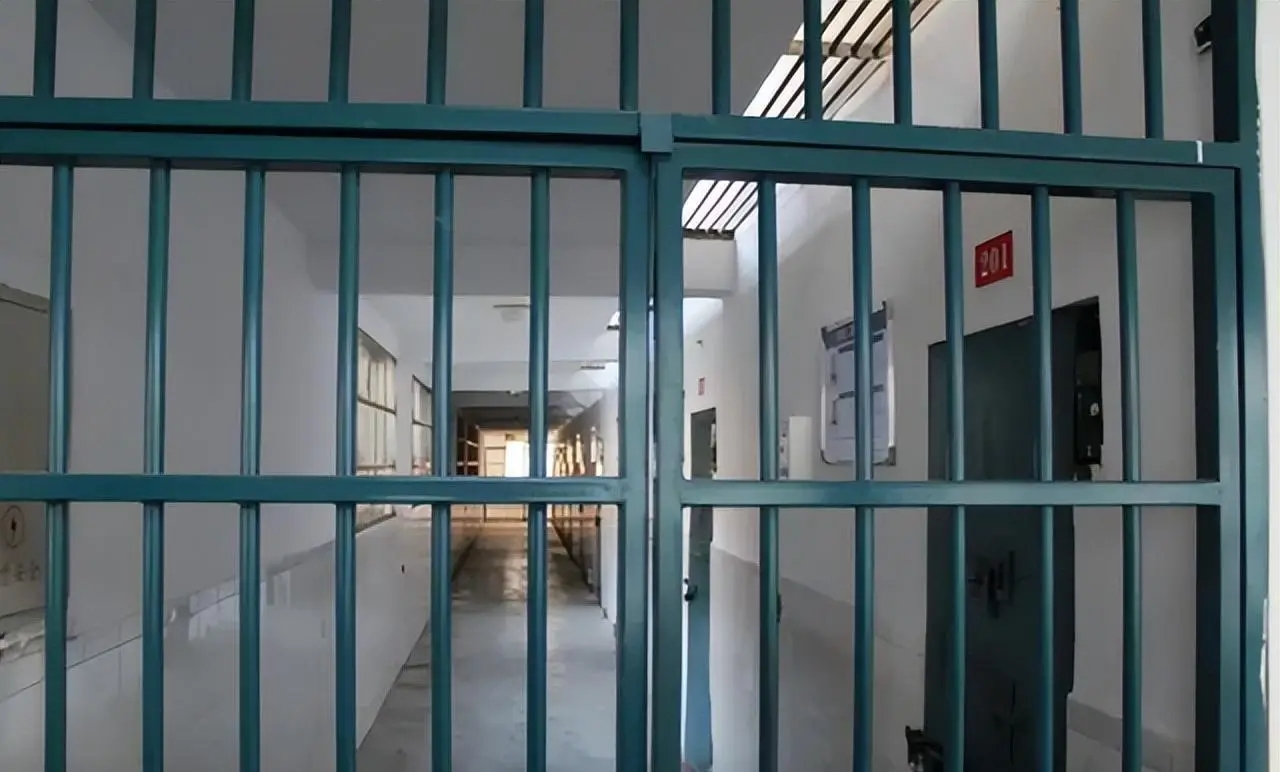 吉林男子赵某在2001年因坠楼事故导致高位截瘫,生活无法自理