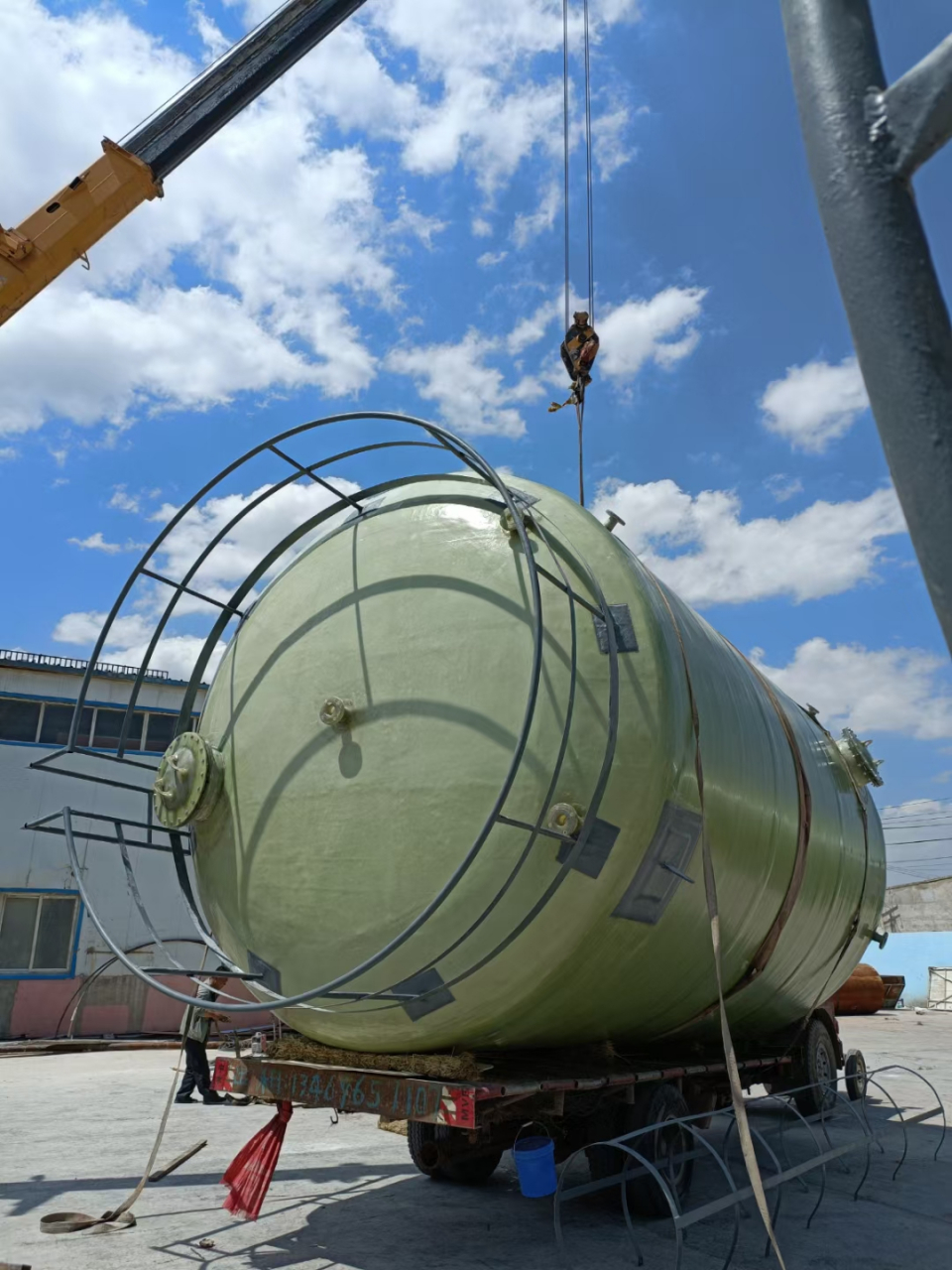 玻璃钢储罐是玻璃钢制品中的一种,其主要是以玻璃纤维为增强剂,树脂为