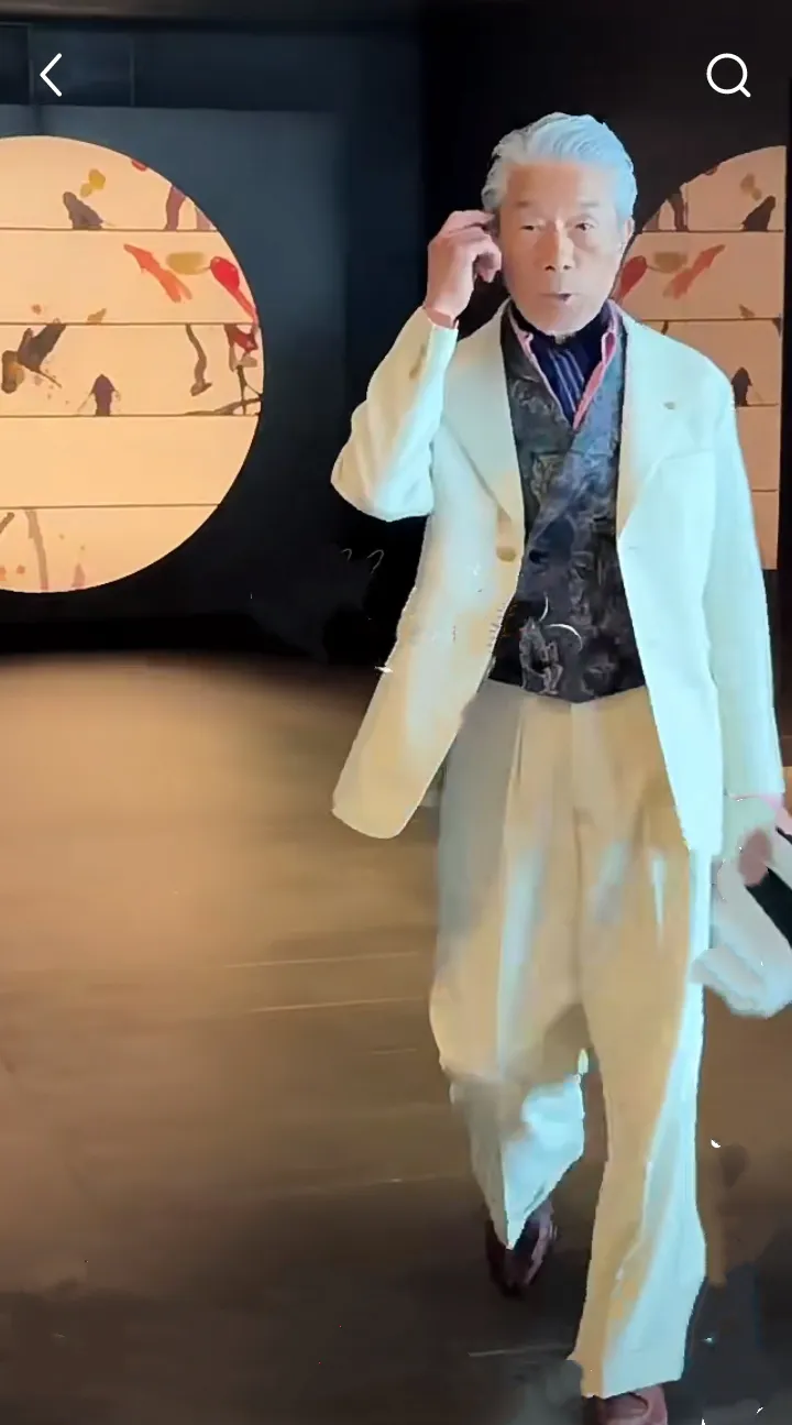 在第43届香港金像奖颁奖典礼上,78岁的日本动作巨星仓田保昭以颁奖