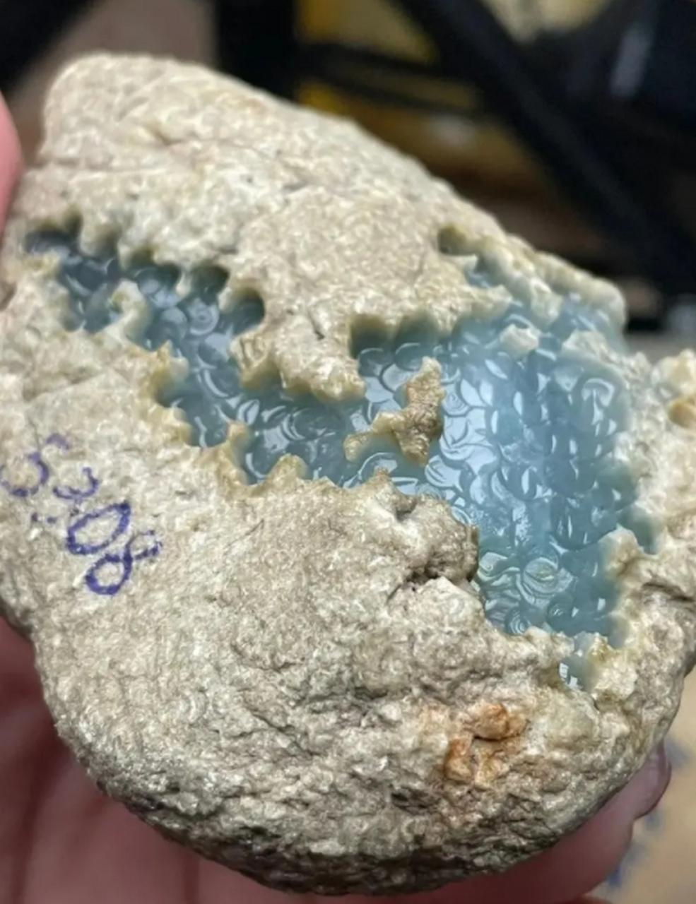 点击头像看直播# #翡翠原石# 裂纹作为翡翠原石中的常见瑕疵,虽雀给